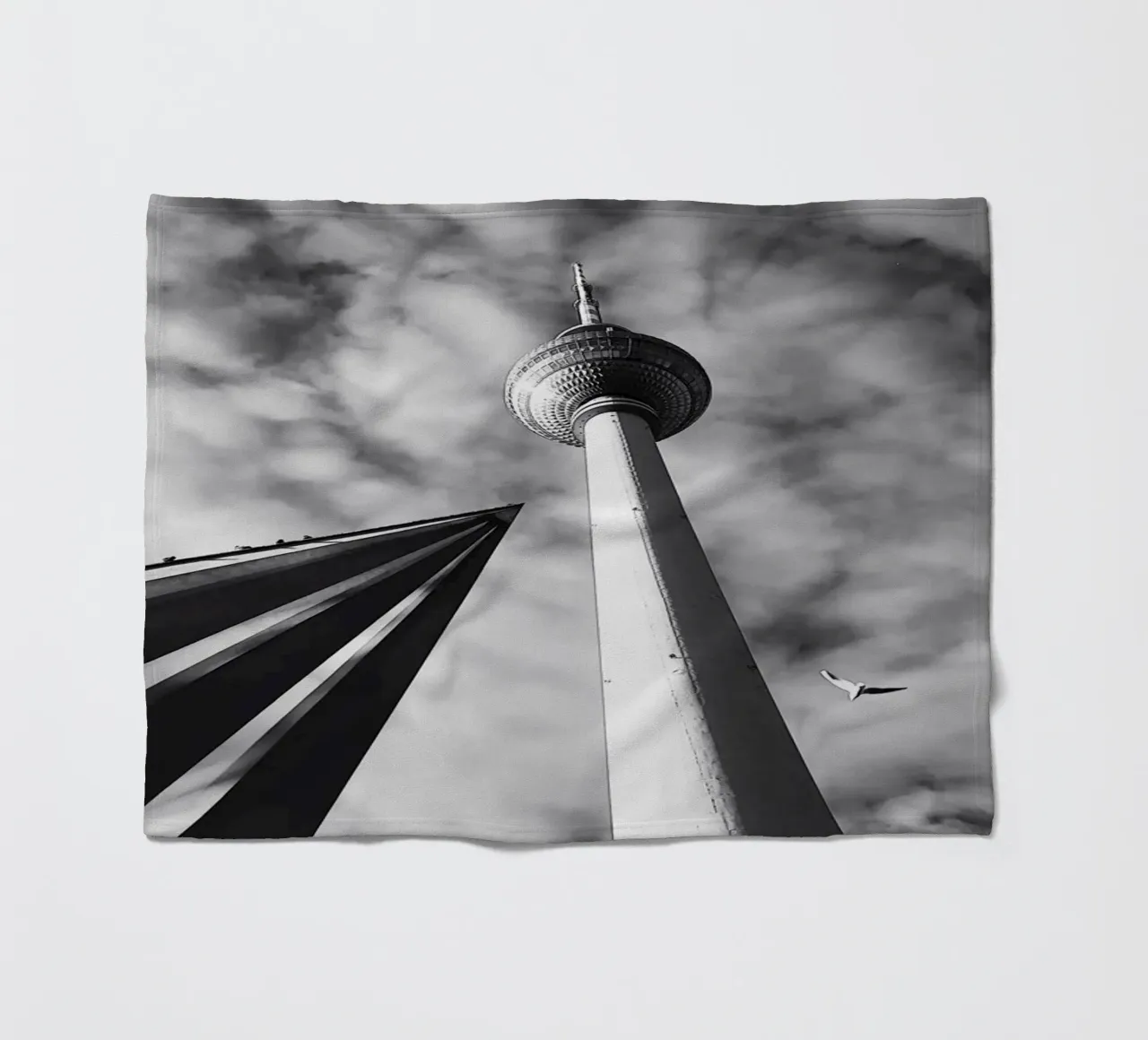 Fernsehturm Berlin coperta in pile da Dorothea Baur