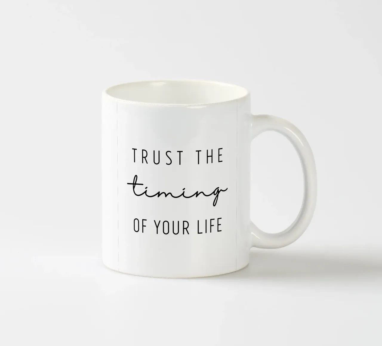 Trust the timing tazza in ceramica da BAINAI QUOTES