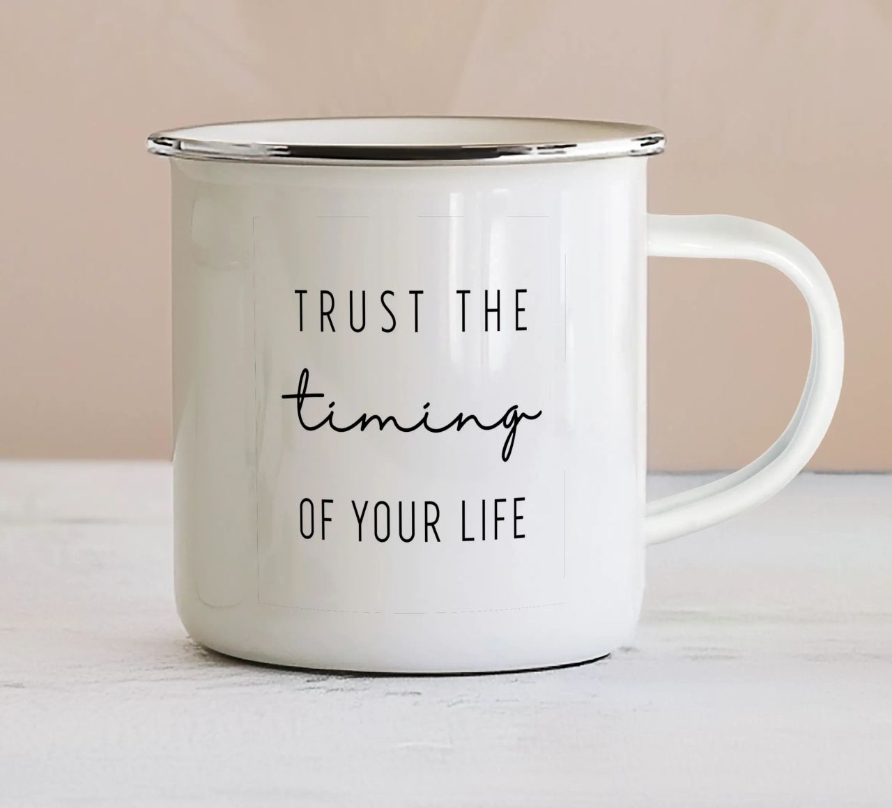 Trust the timing tazza in smalto da BAINAI QUOTES