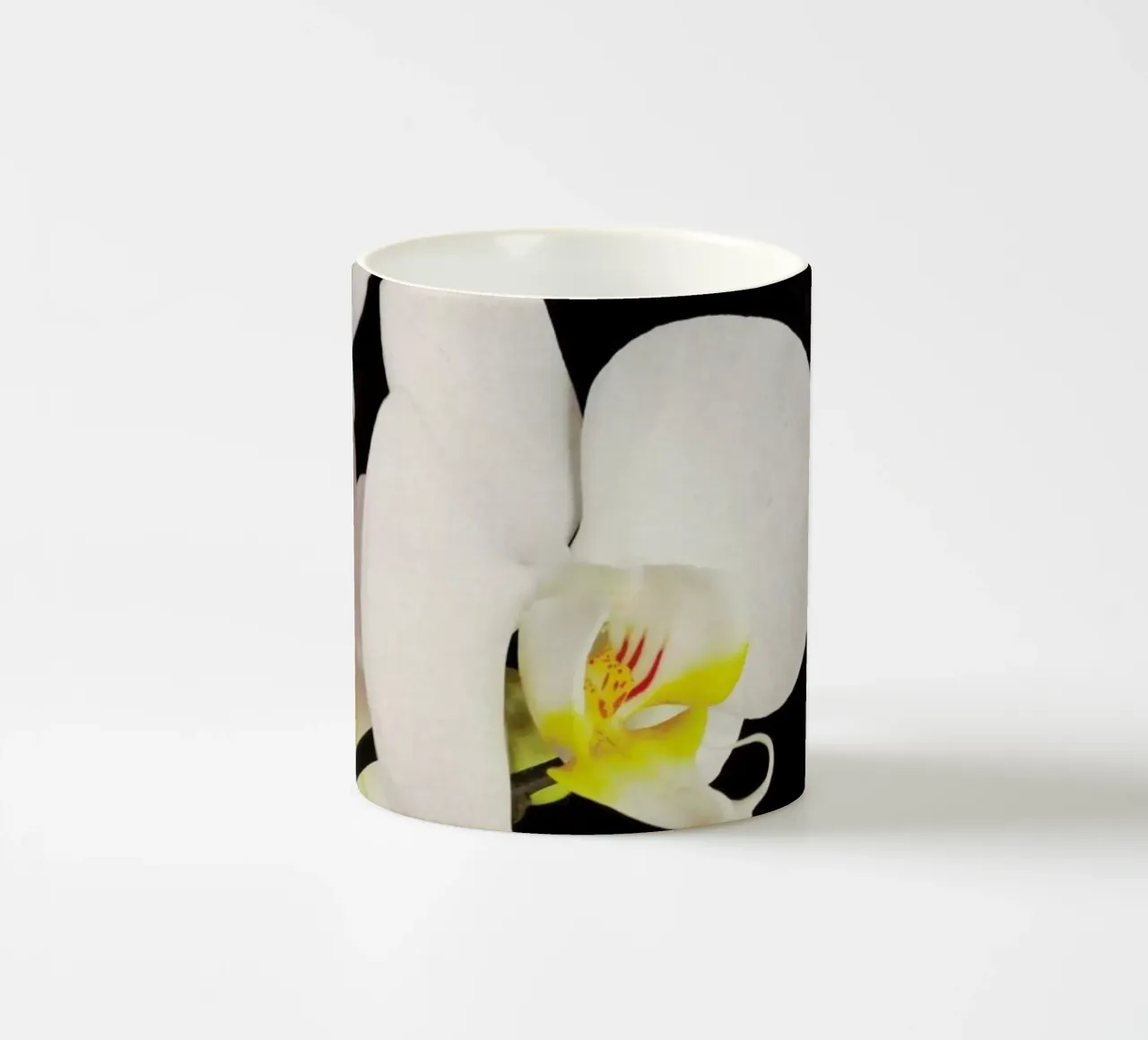 Orchidea bianca e nera tazza in ceramica da Cassia Beck Photography