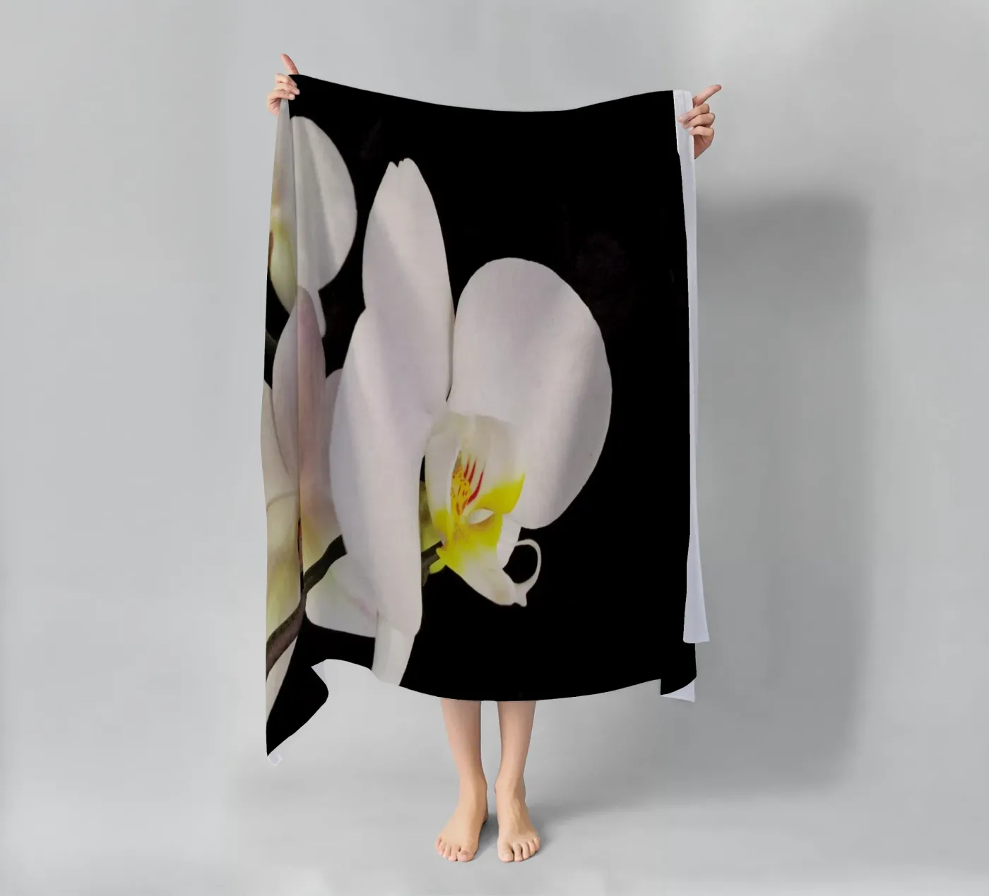 Zwart-witte orchidee strandhanddoek van Cassia Beck Photography