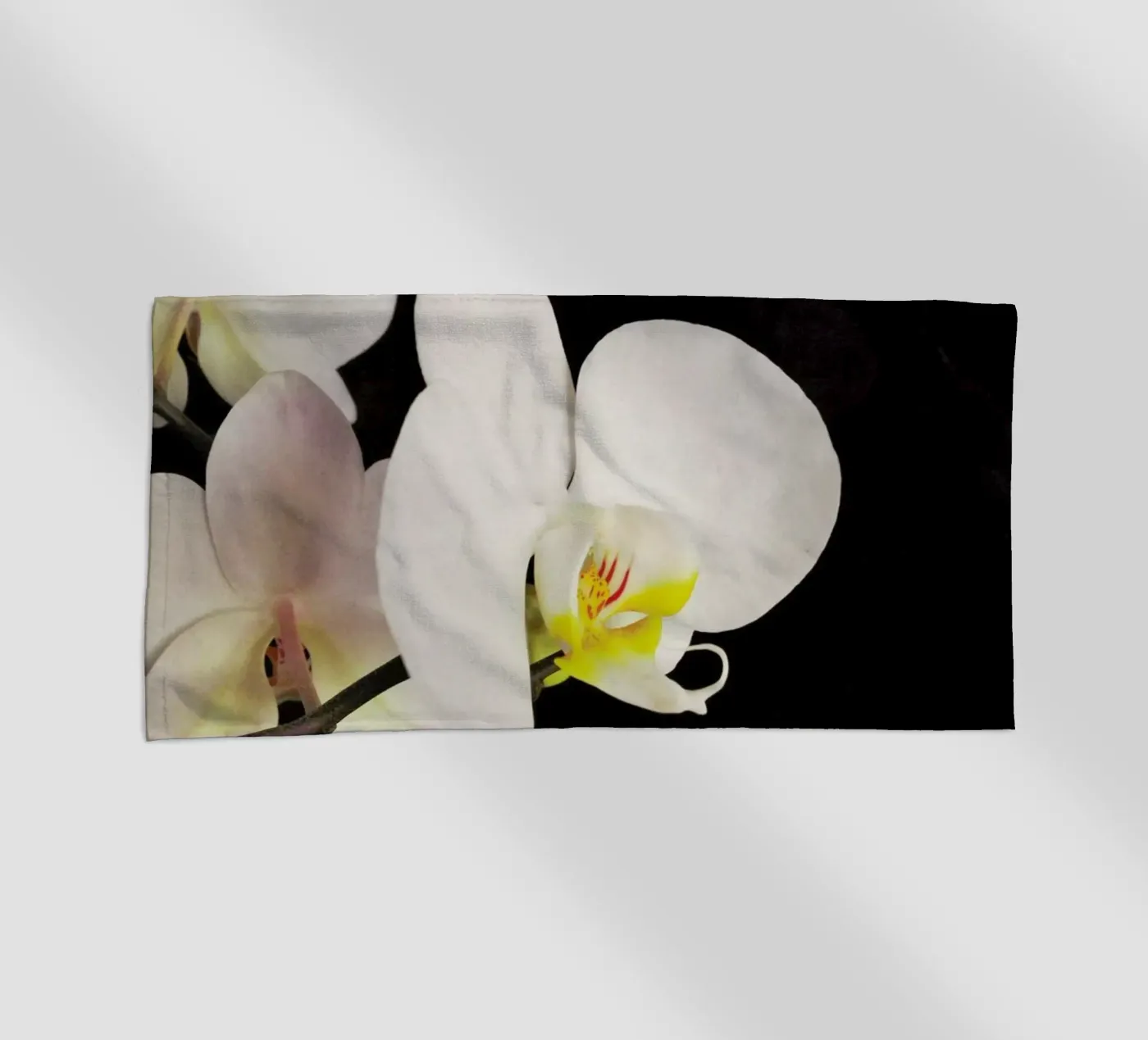 Zwart-witte orchidee strandhanddoek van Cassia Beck Photography