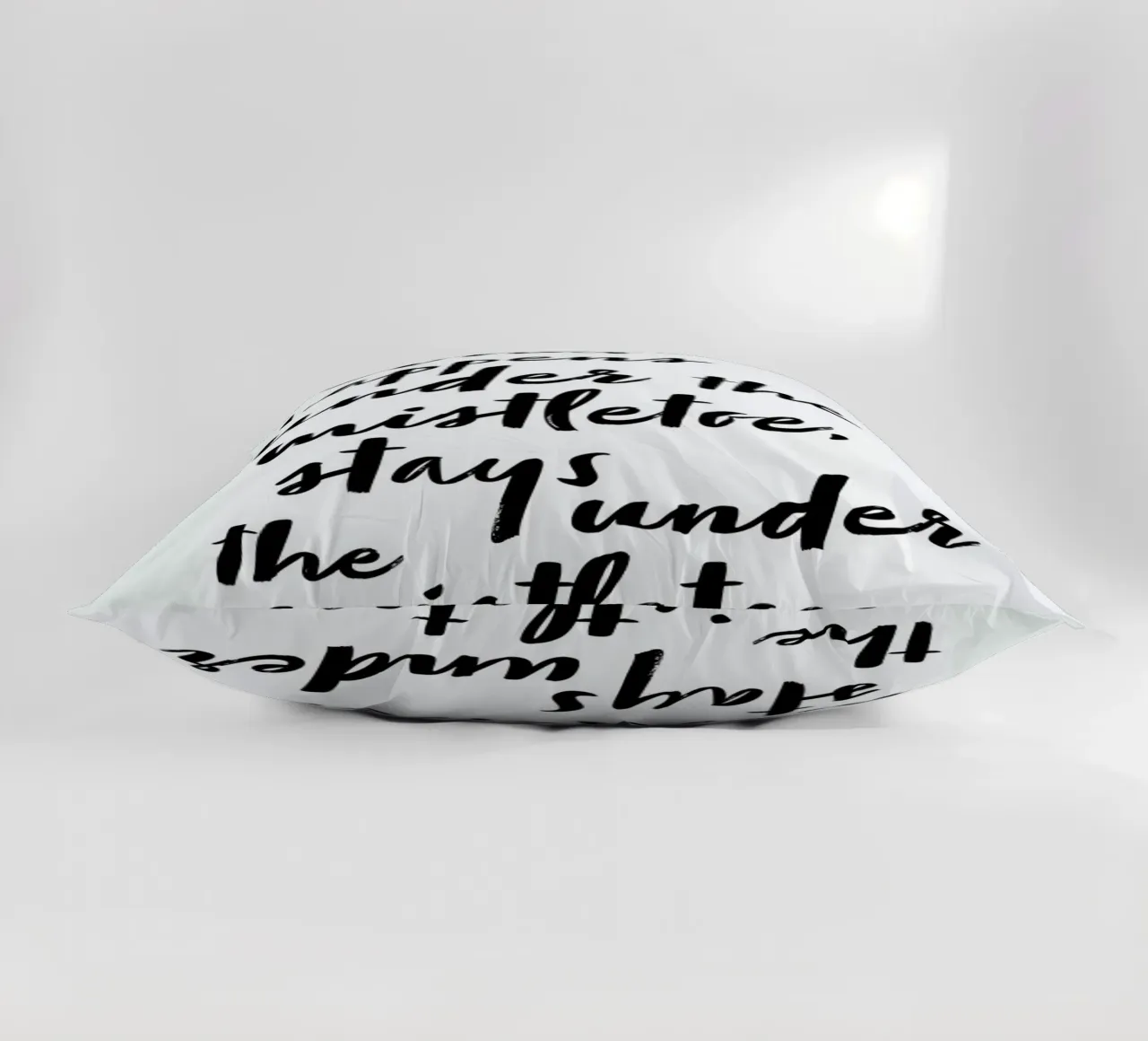 Under the Mistletoe cuscino da daylight design studio