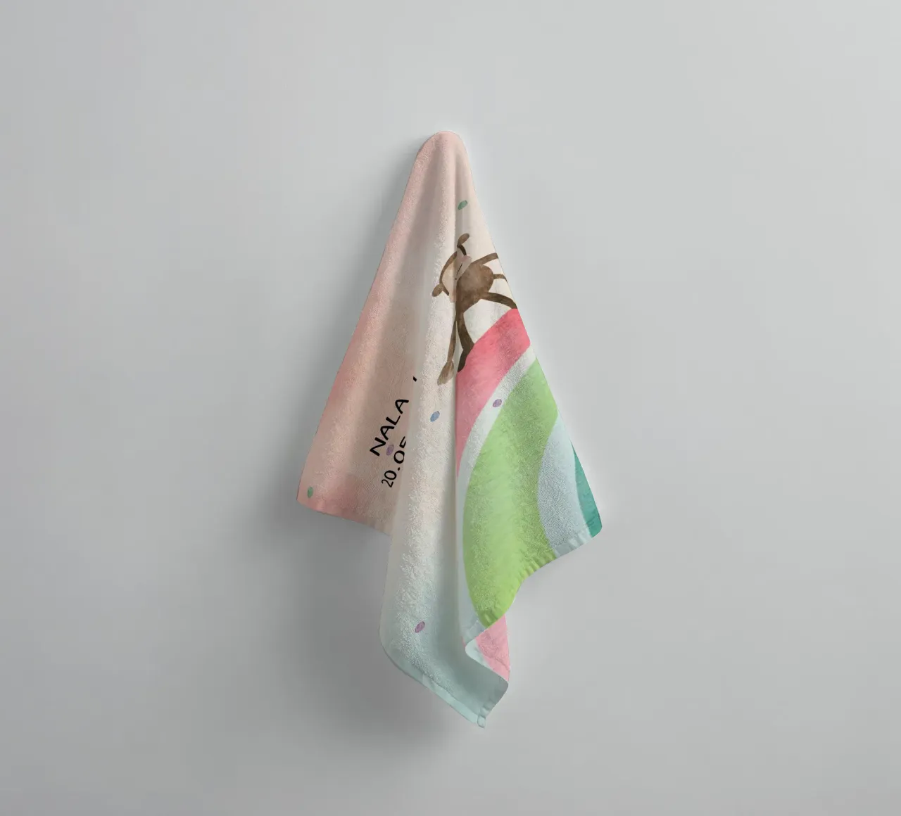 Tanzender Affe auf Regenbogen - Geschwistermotiv 1 towel by maramirage