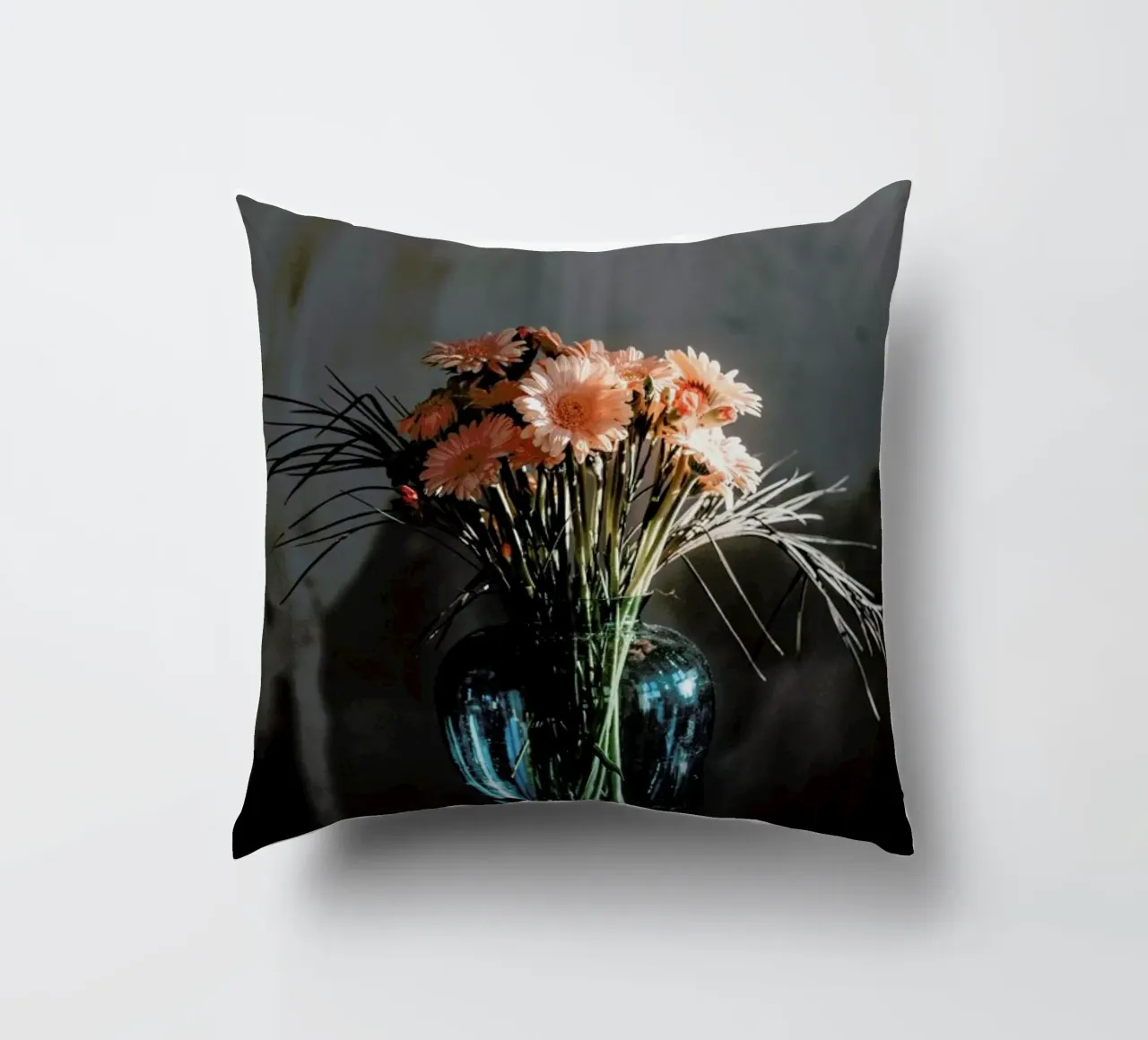 Decorative Dark Bouquet Of Flowers cuscino da Sebastian Hilgetag