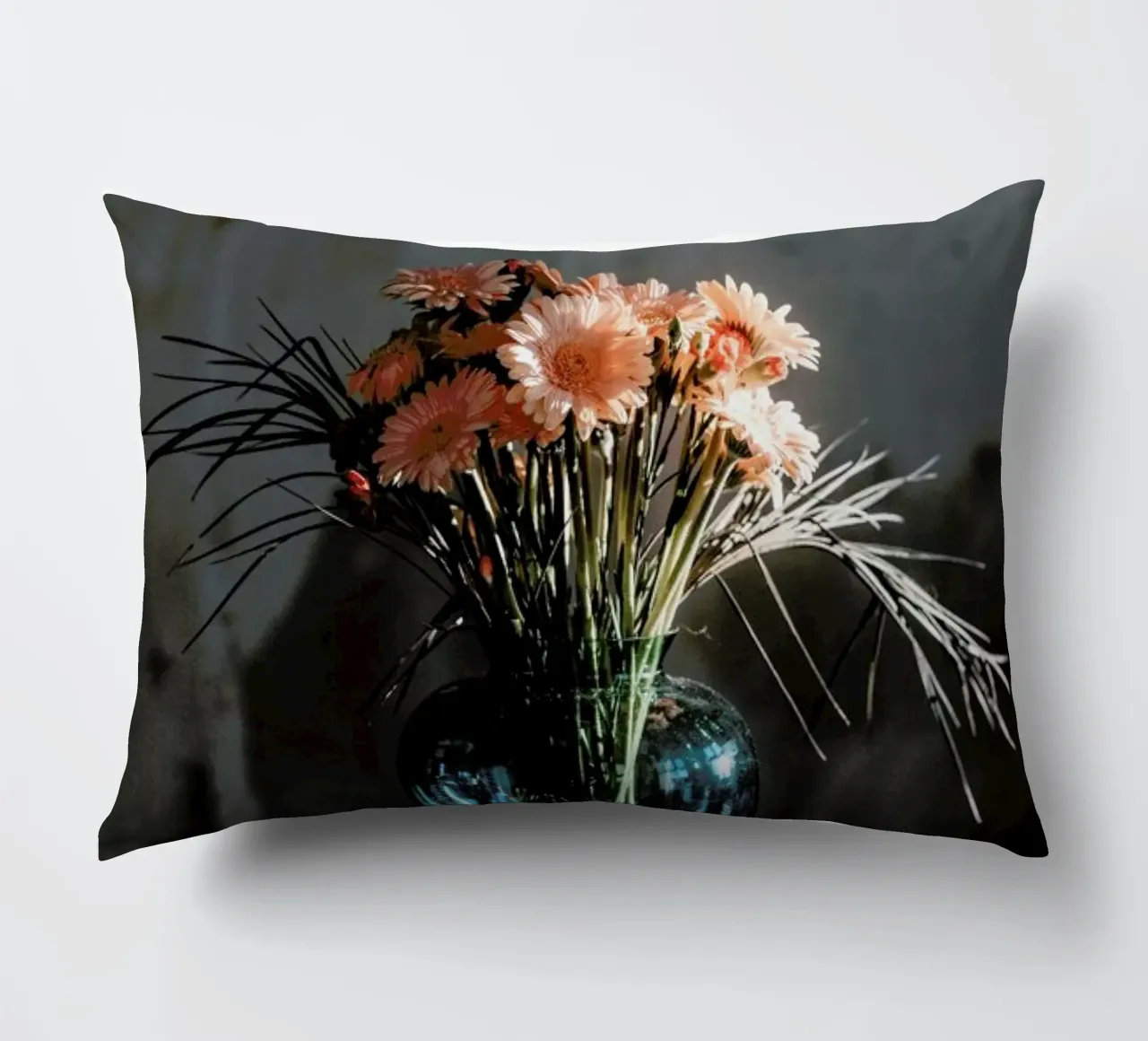 Decorative Dark Bouquet Of Flowers cuscino da Sebastian Hilgetag