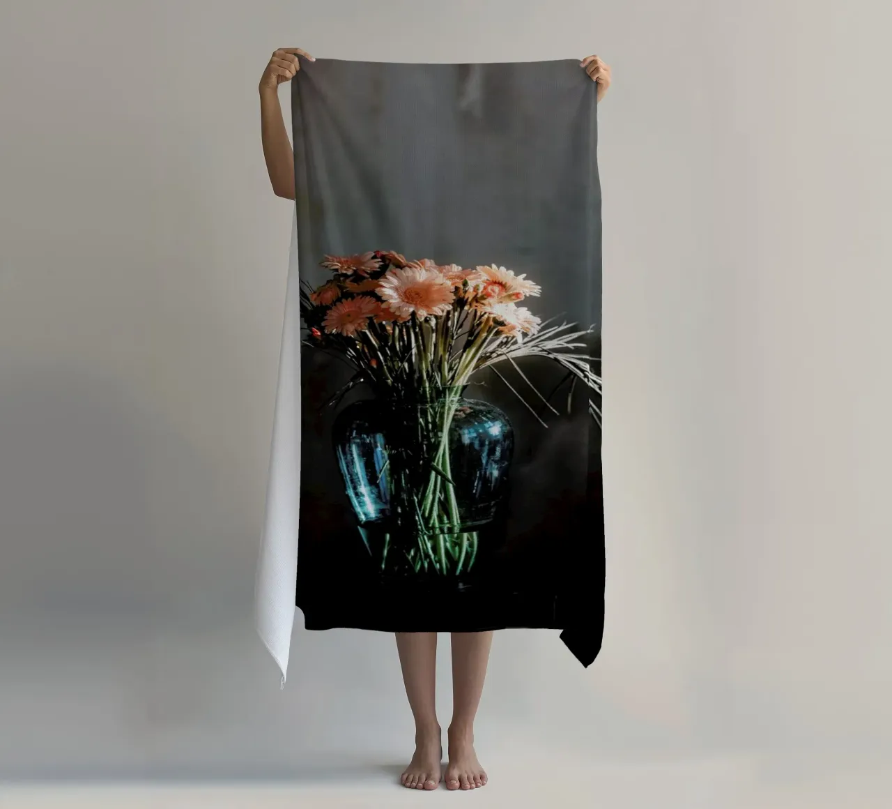 Decorative Dark Bouquet Of Flowers telo mare da Sebastian Hilgetag