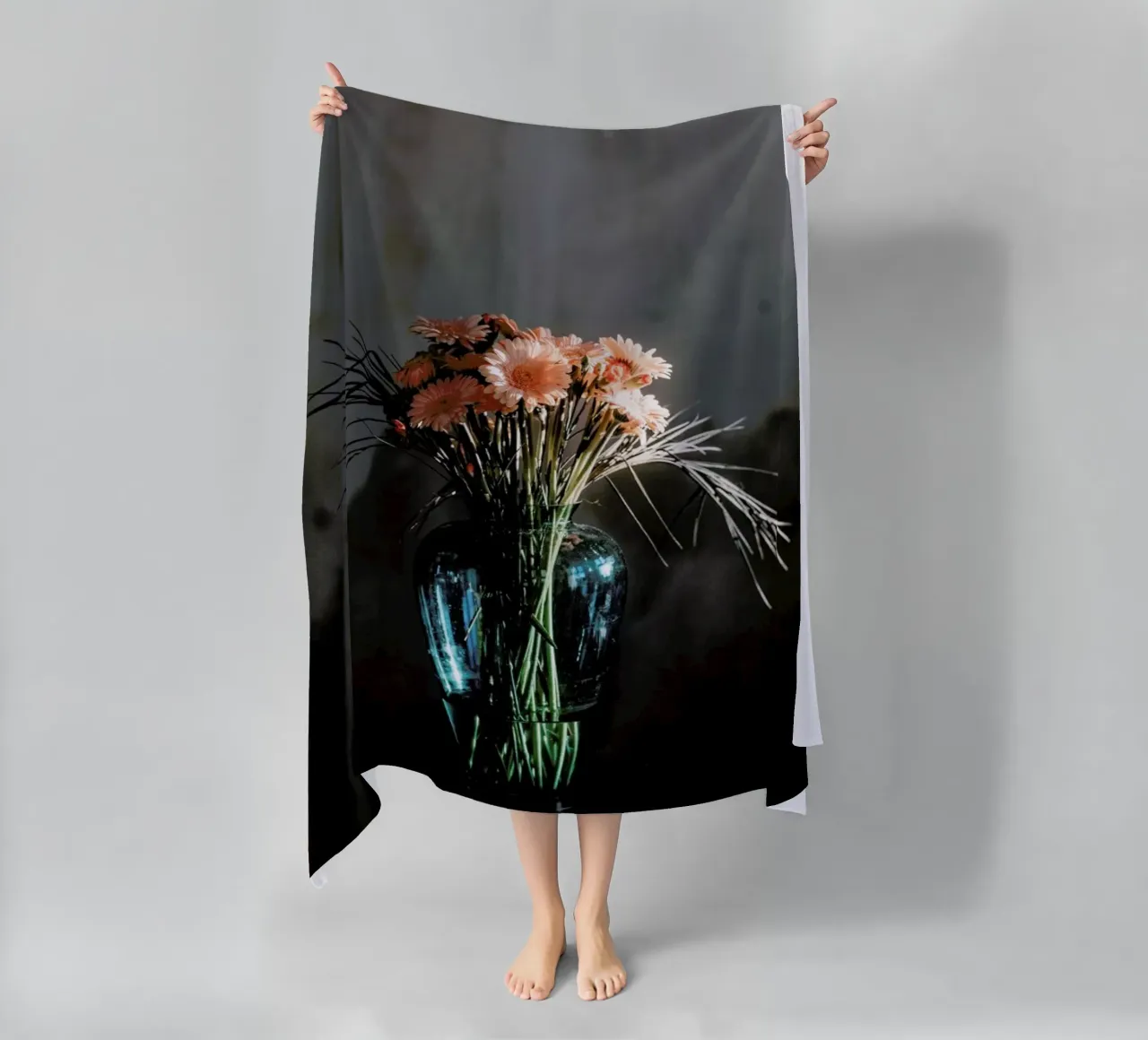 Decorative Dark Bouquet Of Flowers telo mare da Sebastian Hilgetag