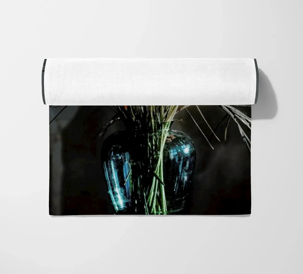 Decorative Dark Bouquet Of Flowers telo mare da Sebastian Hilgetag