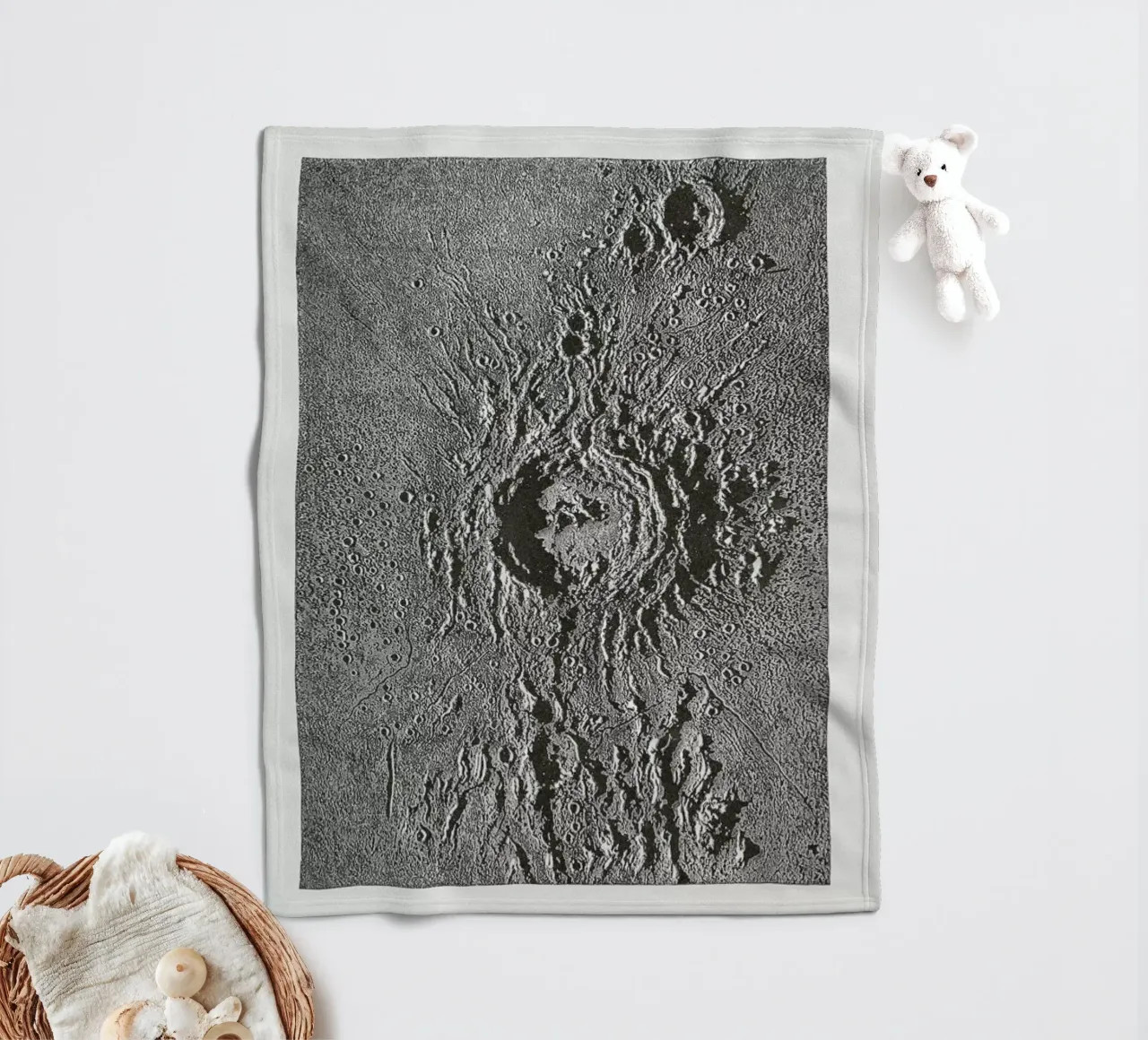 Moon Crater coperta in pile da Flora & Fauna