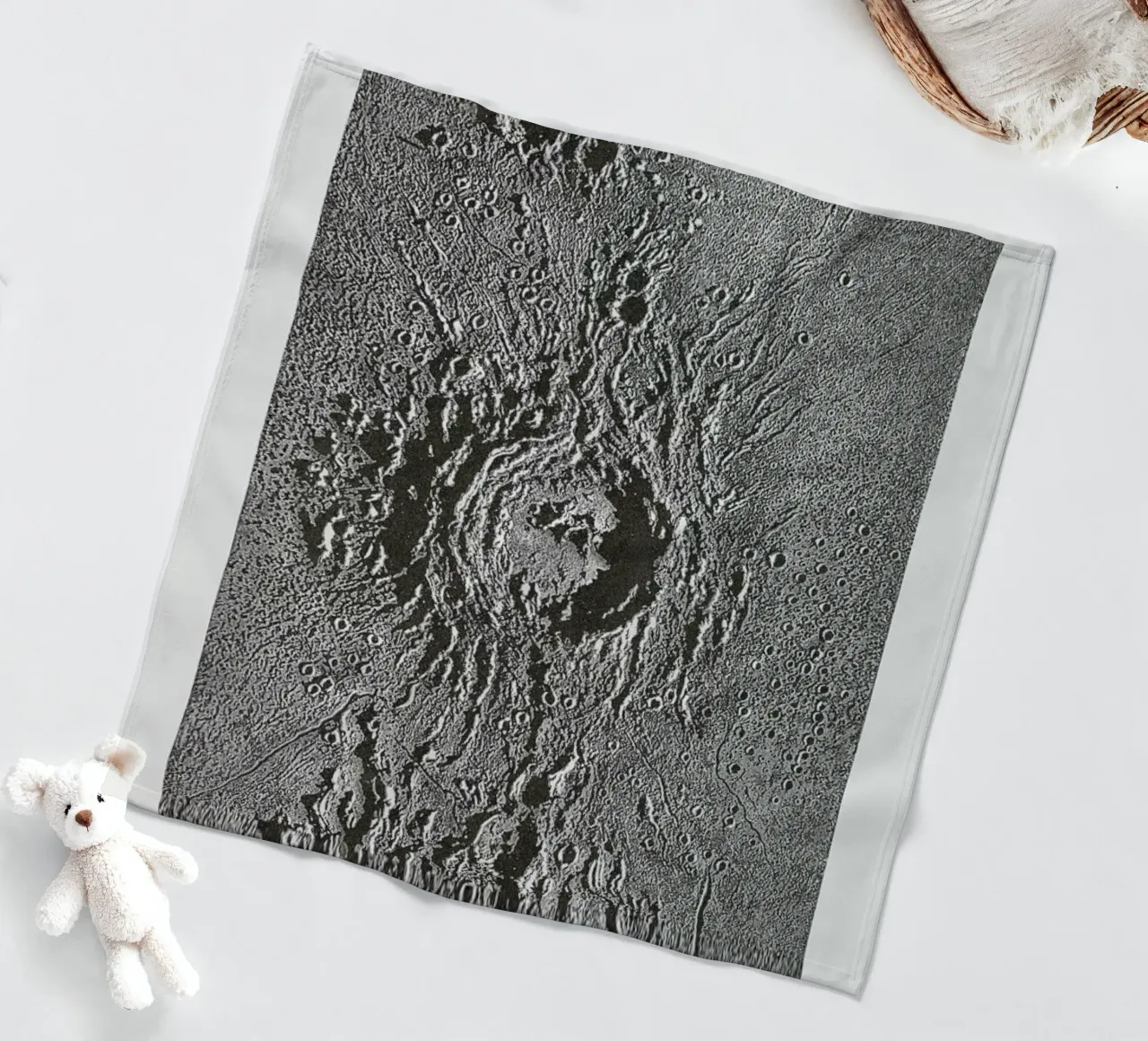 Moon Crater coperta in pile da Flora & Fauna