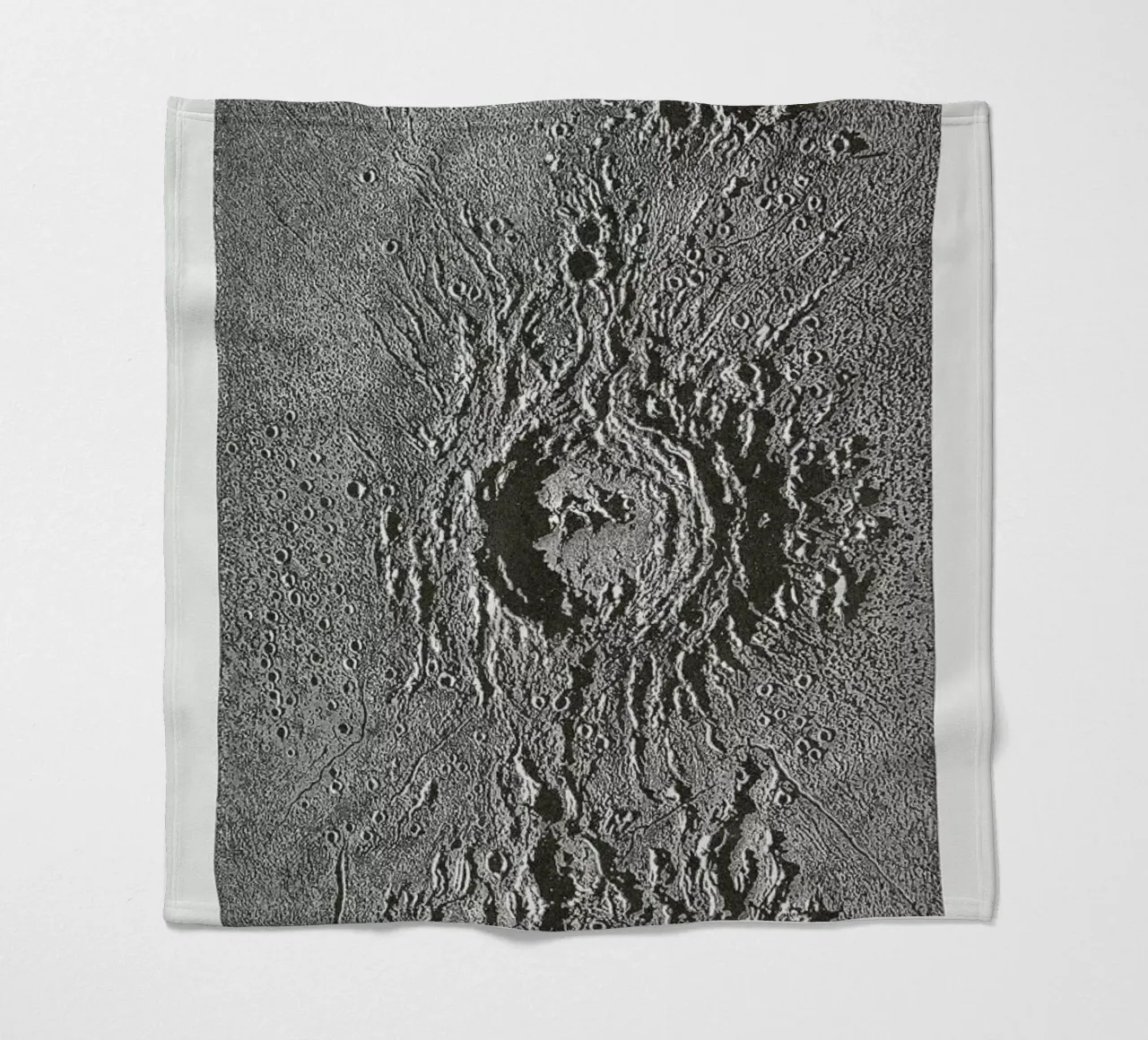 Moon Crater coperta in pile da Flora & Fauna