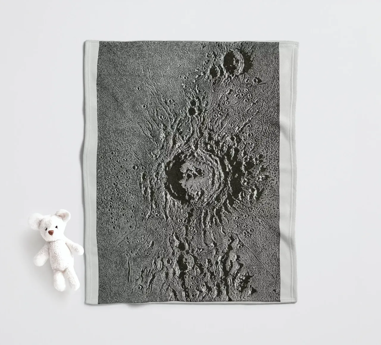 Moon Crater coperta in pile da Flora & Fauna