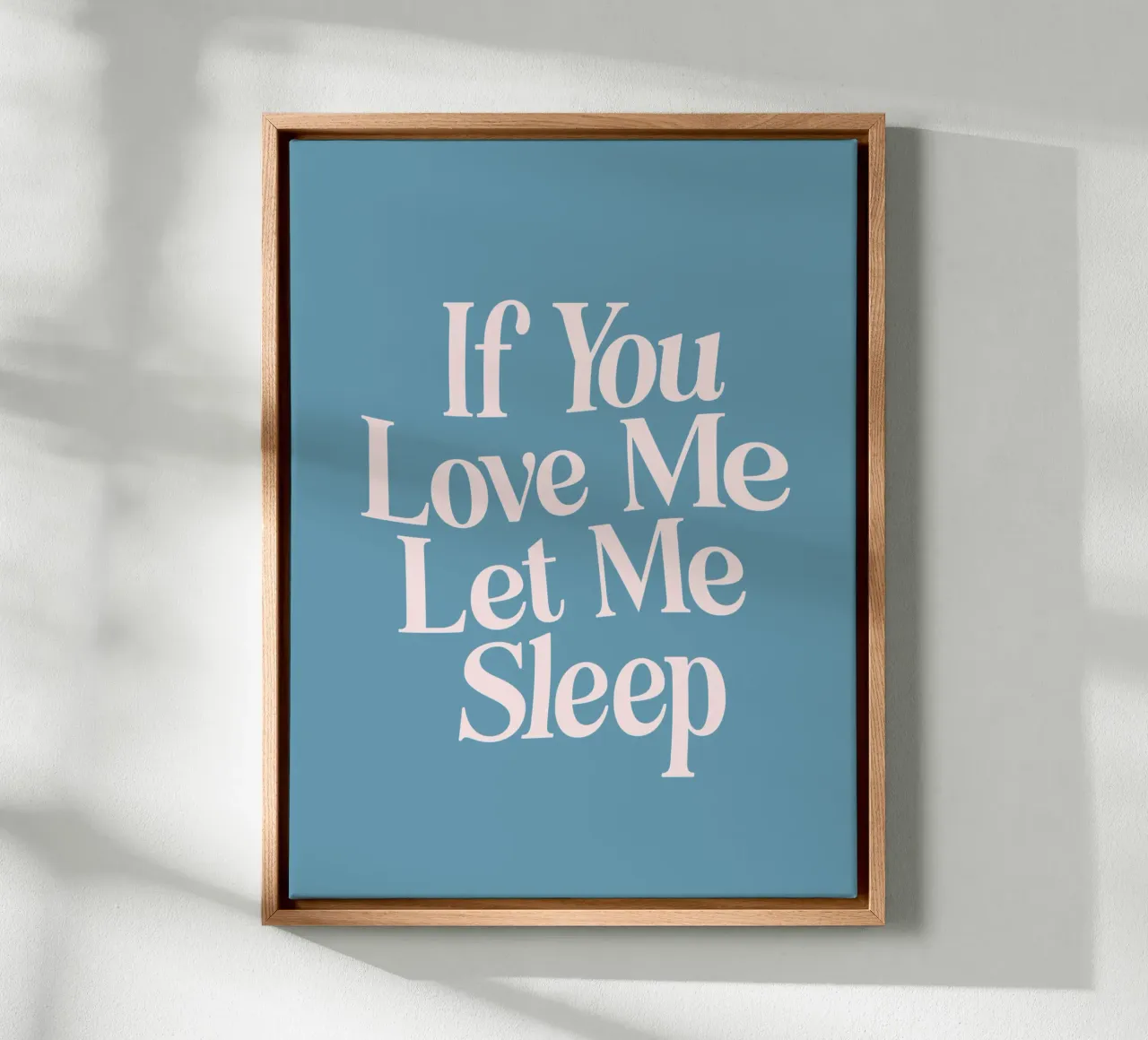 Wenn Sie mich lieben, lassen Sie mich schlafen Typografie drucken in rosa blau Leinwand mit Schattenfugenrahmen von THE MOTIVATED TYPE