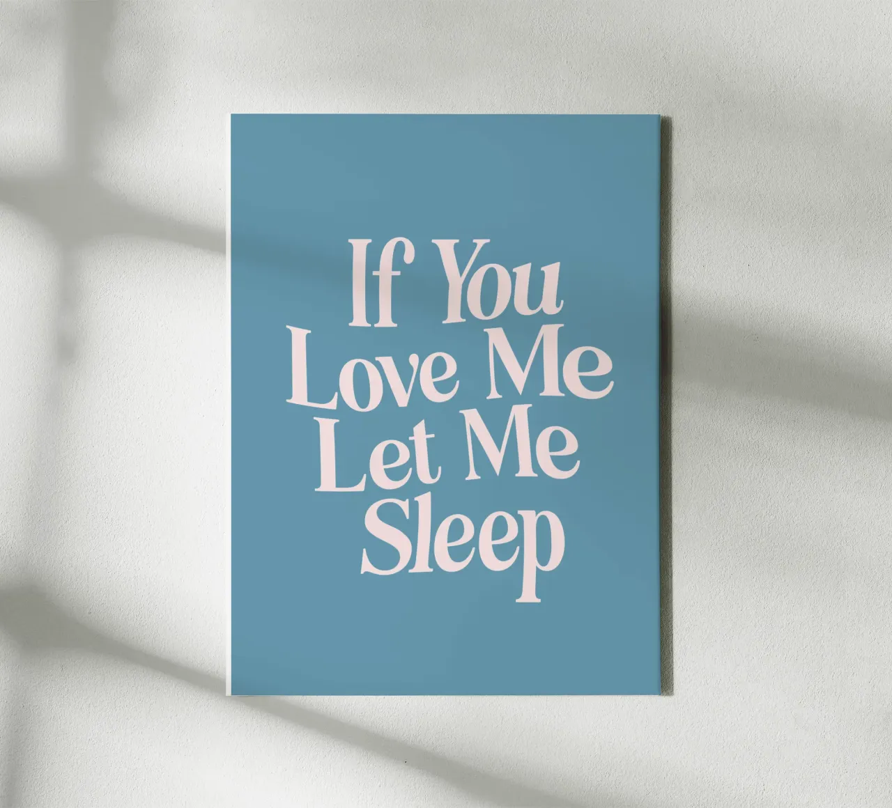 Wenn Sie mich lieben, lassen Sie mich schlafen Typografie drucken in rosa blau Leinwand mit Schattenfugenrahmen von THE MOTIVATED TYPE