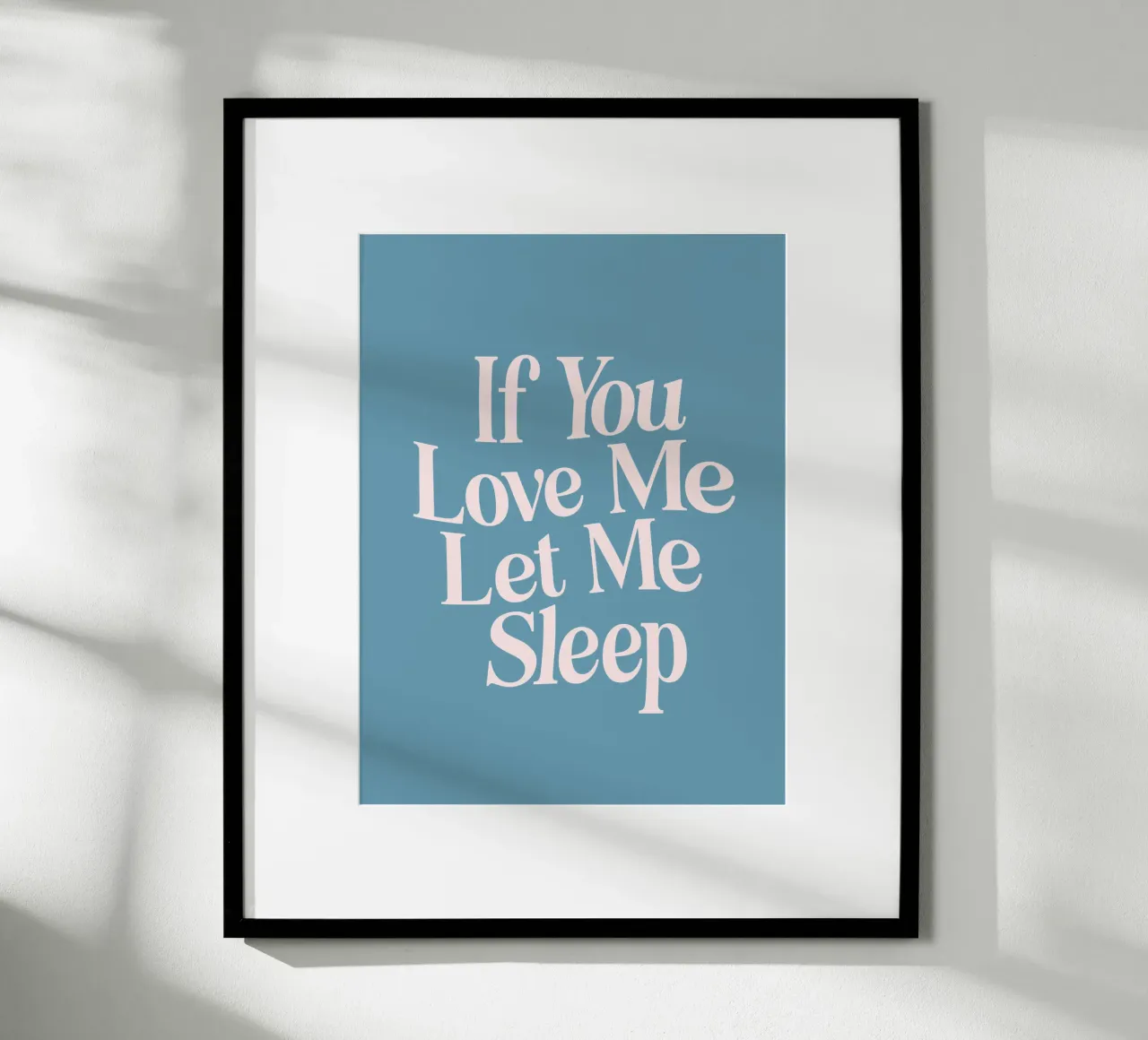 Wenn Sie mich lieben, lassen Sie mich schlafen Typografie drucken in rosa blau Poster von THE MOTIVATED TYPE