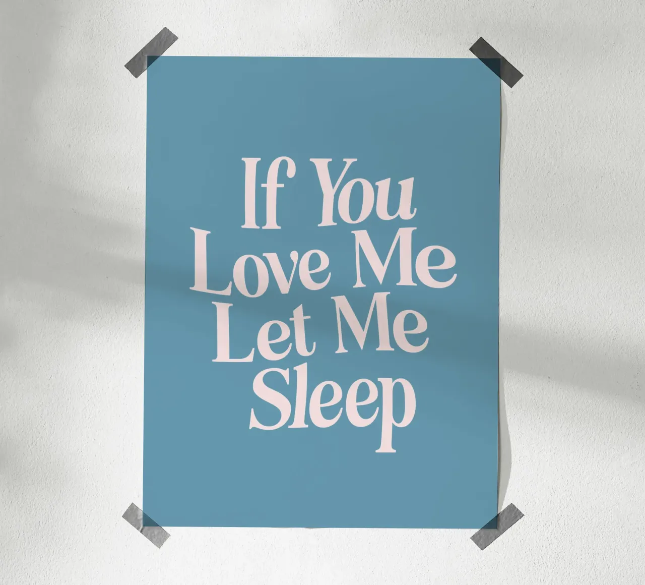 Wenn Sie mich lieben, lassen Sie mich schlafen Typografie drucken in rosa blau Poster von THE MOTIVATED TYPE