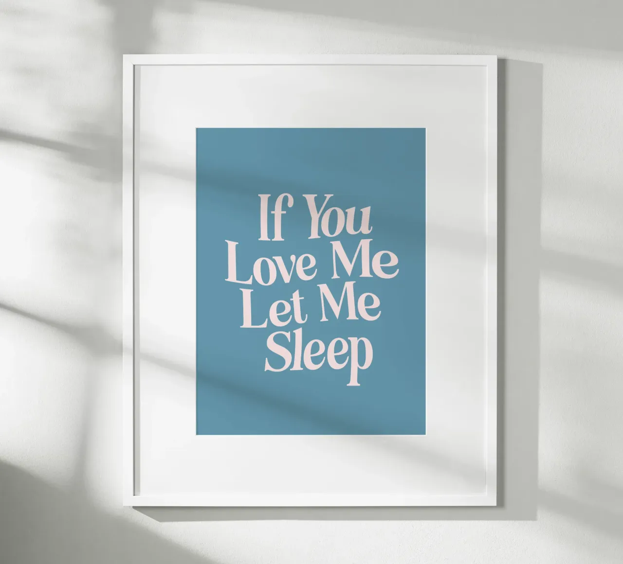 Wenn Sie mich lieben, lassen Sie mich schlafen Typografie drucken in rosa blau Poster von THE MOTIVATED TYPE
