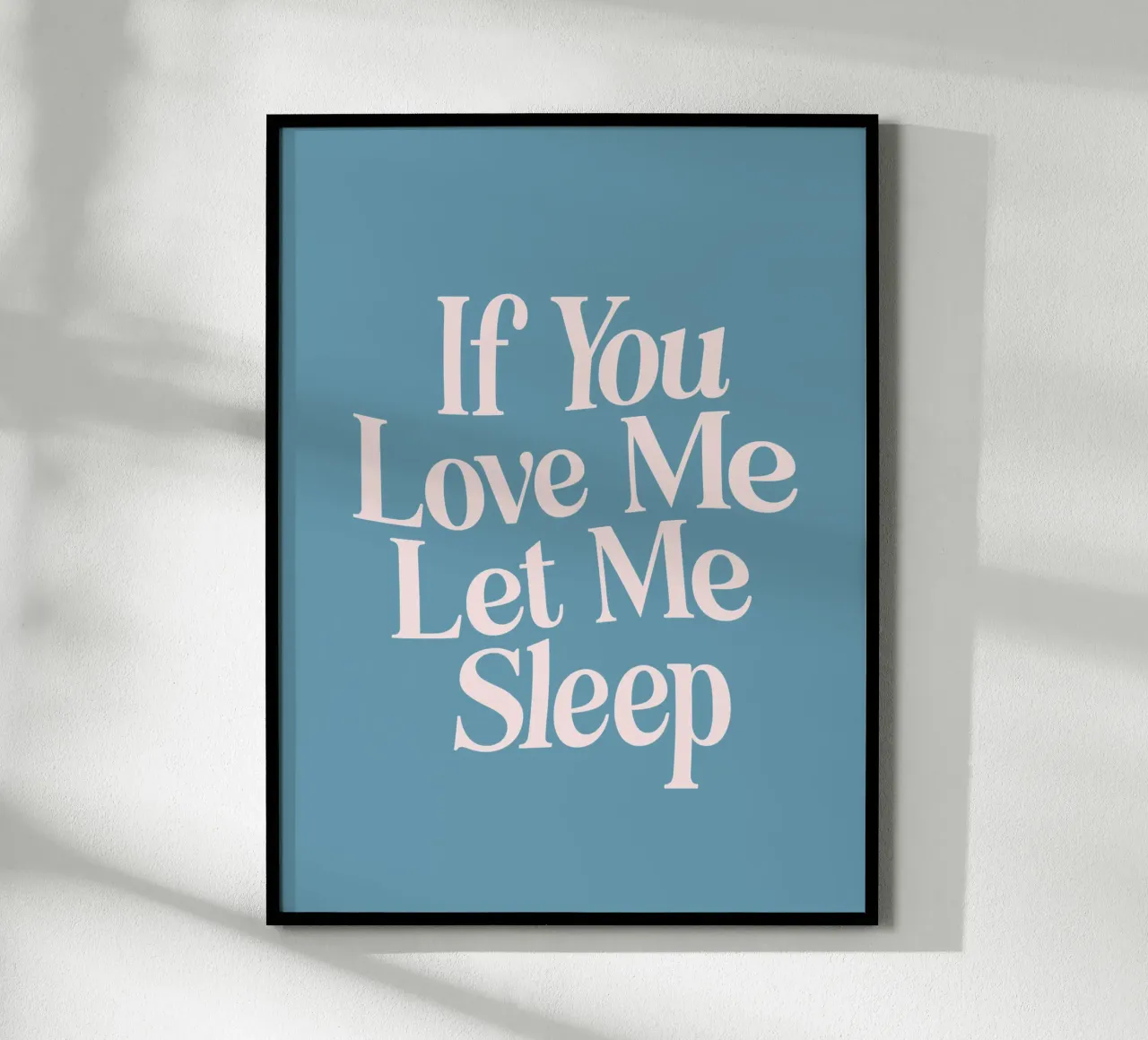 Wenn Sie mich lieben, lassen Sie mich schlafen Typografie drucken in rosa blau Poster von THE MOTIVATED TYPE