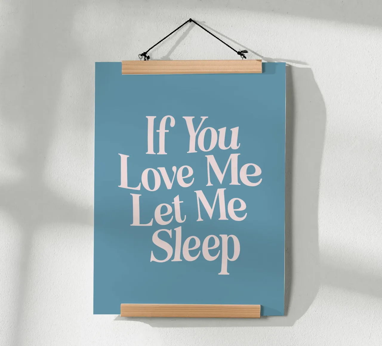 Wenn Sie mich lieben, lassen Sie mich schlafen Typografie drucken in rosa blau Poster von THE MOTIVATED TYPE