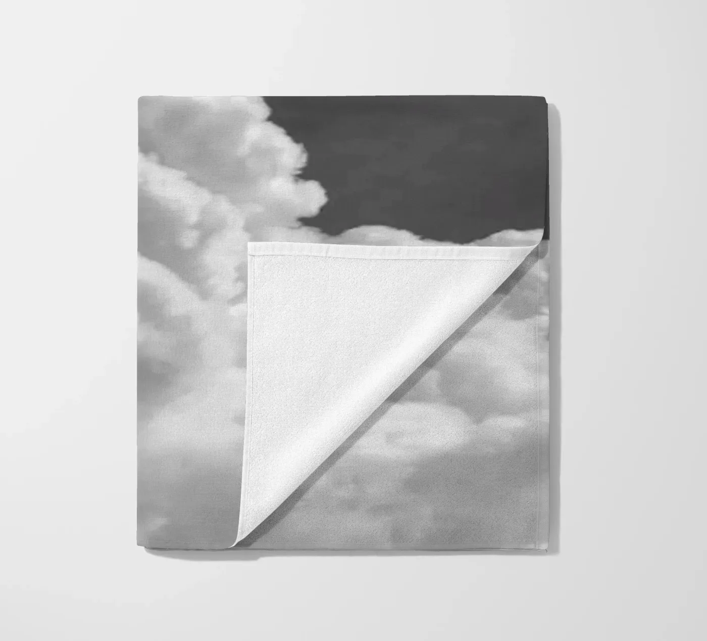 Cloudscape 4 strandhanddoek van Nur Mut