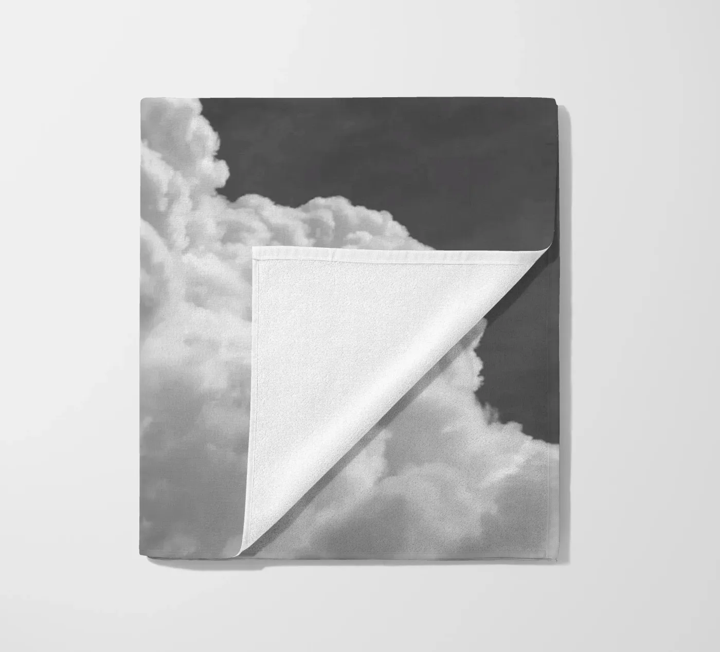 Cloudscape 4 strandhanddoek van Nur Mut