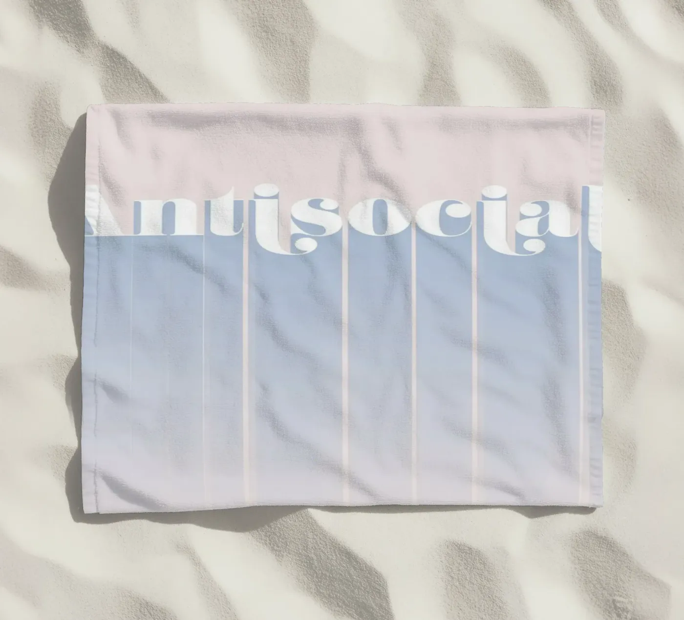 Antisocial Strandtuch von DesigndN