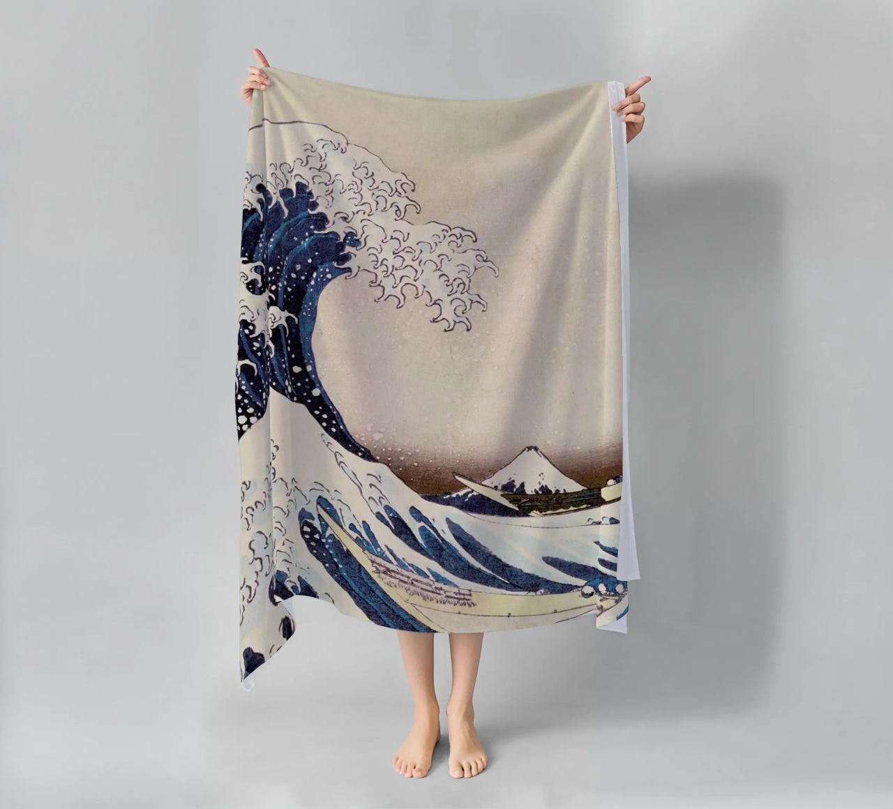 Hokusai - The Great Wave off Kanagawa Strandtuch von ARTOTHEK