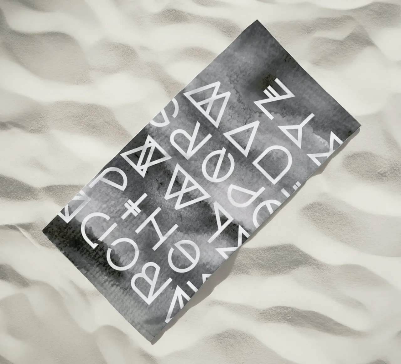 Geometrical ABC - Black Aquarelle telo mare da Studio Nahili