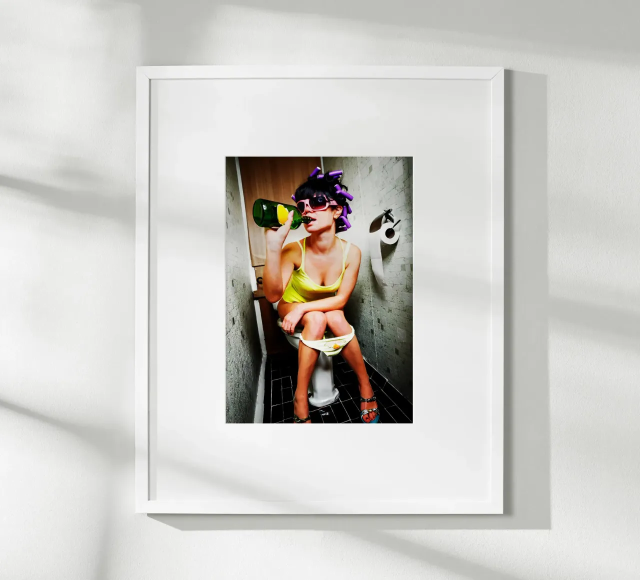Mujer bebiendo en el retrete hahnemühle de kembangross