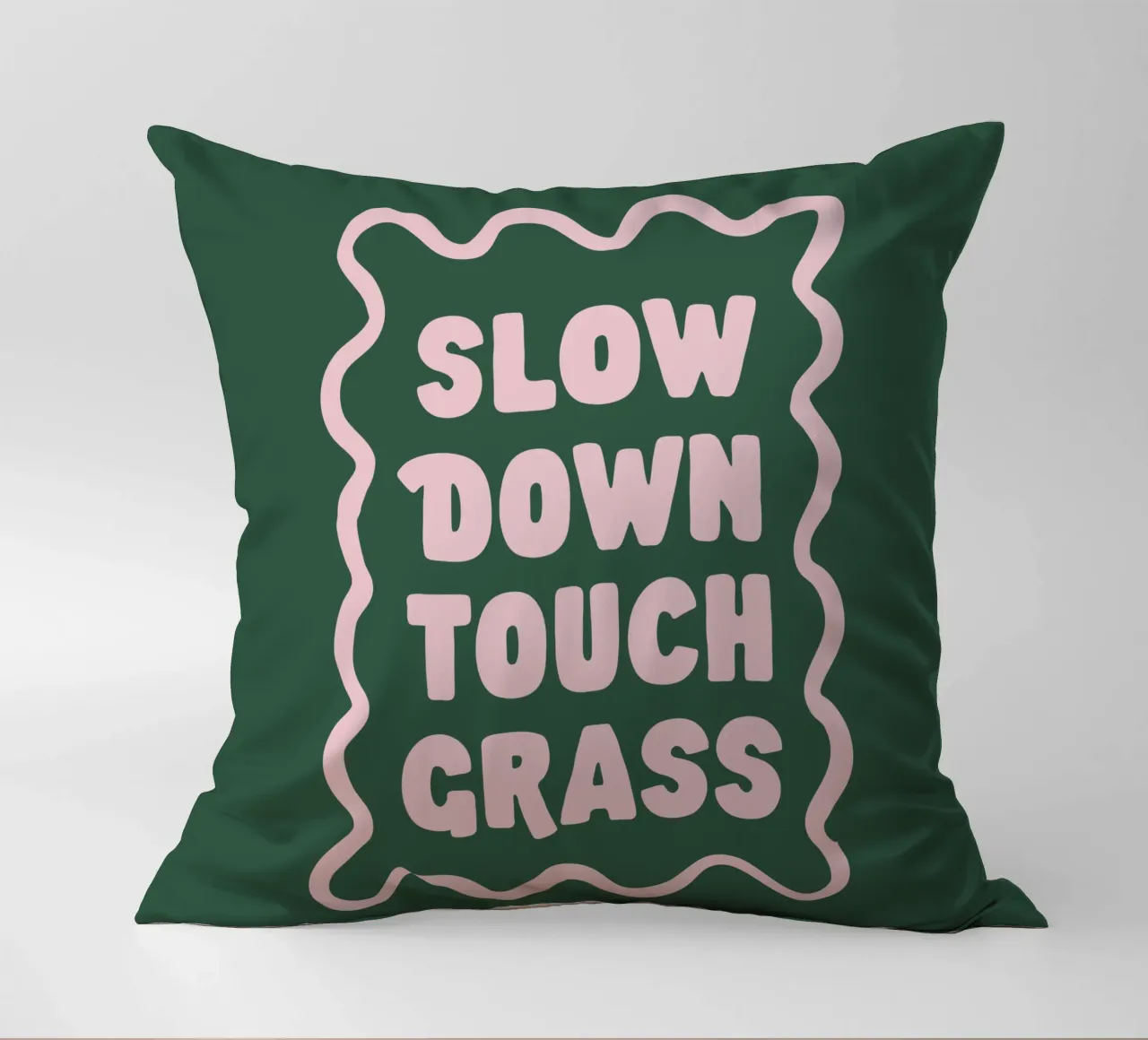 Stampa tipografica Slow Down Touch Grass in verde e rosa cuscino da THE MOTIVATED TYPE