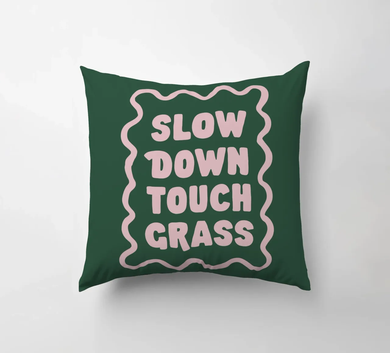 Stampa tipografica Slow Down Touch Grass in verde e rosa cuscino da THE MOTIVATED TYPE