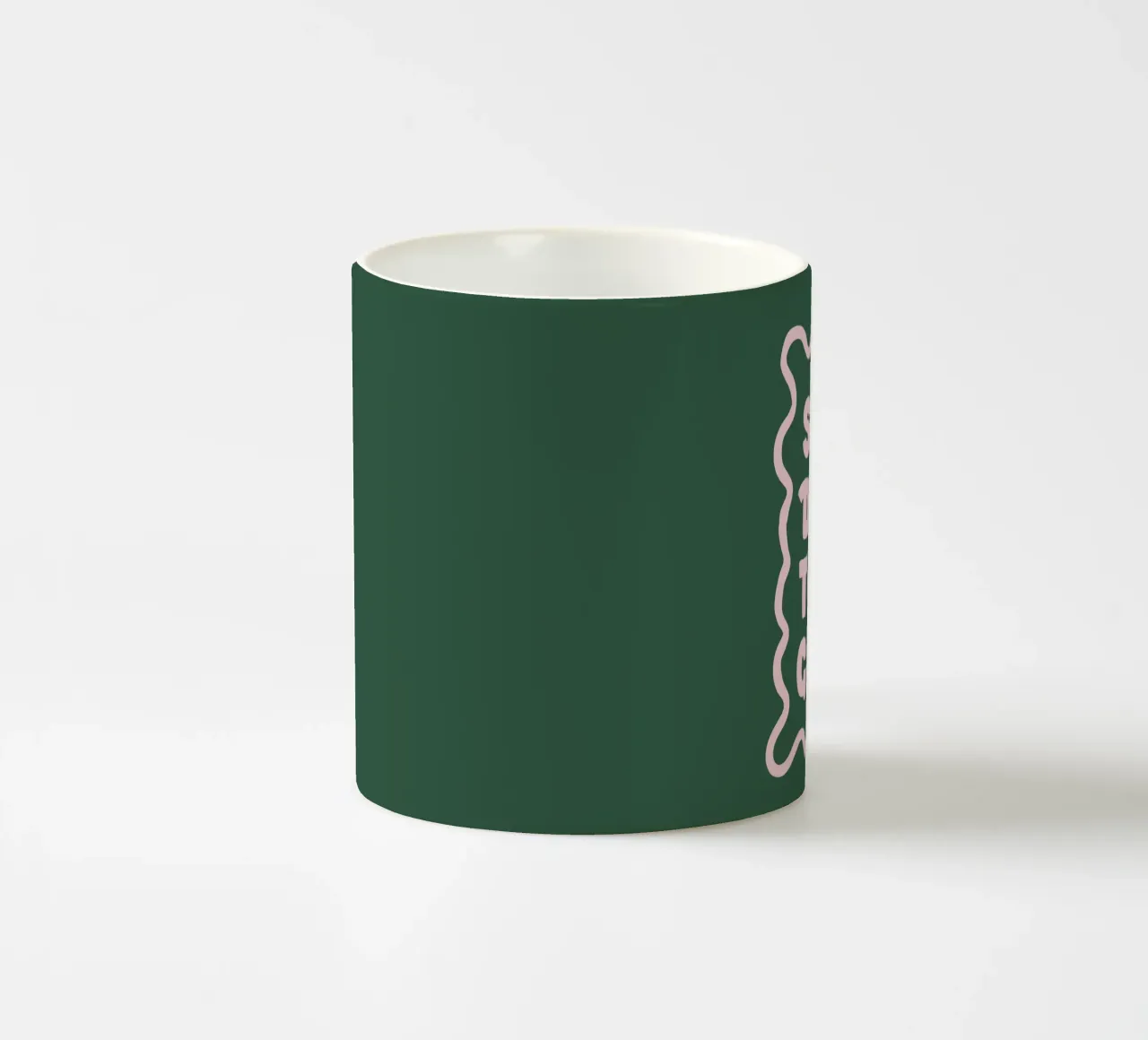 Stampa tipografica Slow Down Touch Grass in verde e rosa tazza in ceramica da THE MOTIVATED TYPE