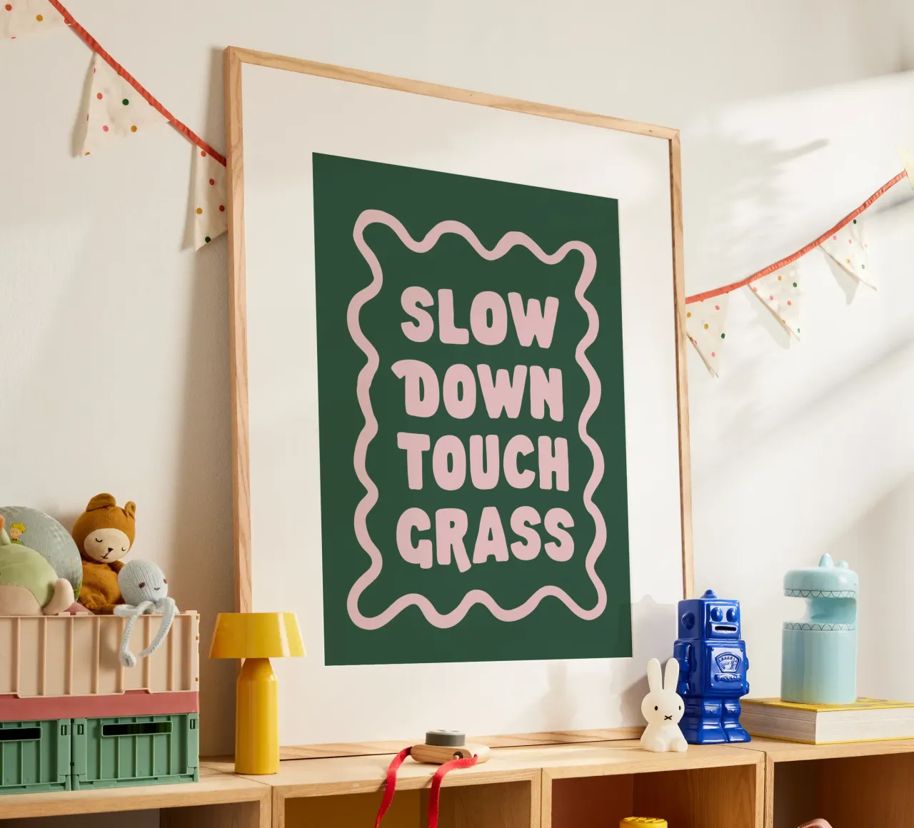 Stampa tipografica Slow Down Touch Grass in verde e rosa poster con telaio in legno da THE MOTIVATED TYPE