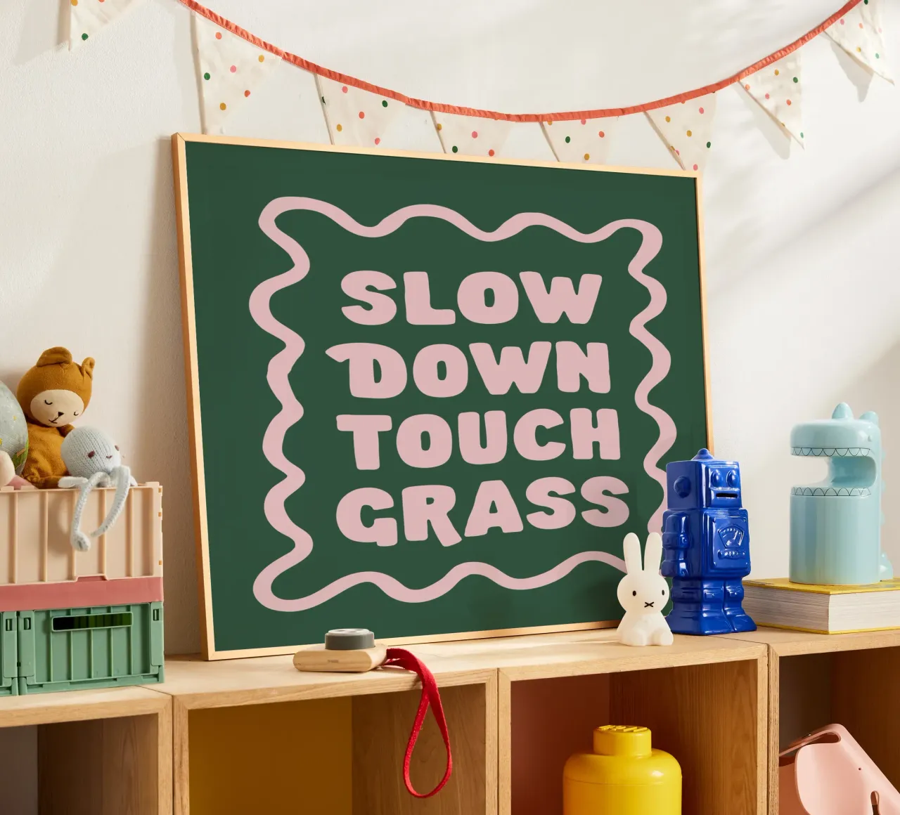 Stampa tipografica Slow Down Touch Grass in verde e rosa poster con telaio in legno da THE MOTIVATED TYPE