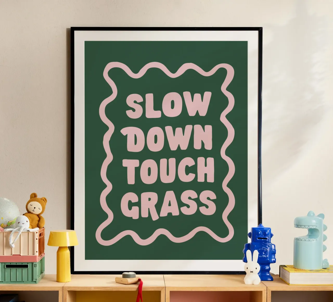 Stampa tipografica Slow Down Touch Grass in verde e rosa poster con telaio in legno da THE MOTIVATED TYPE