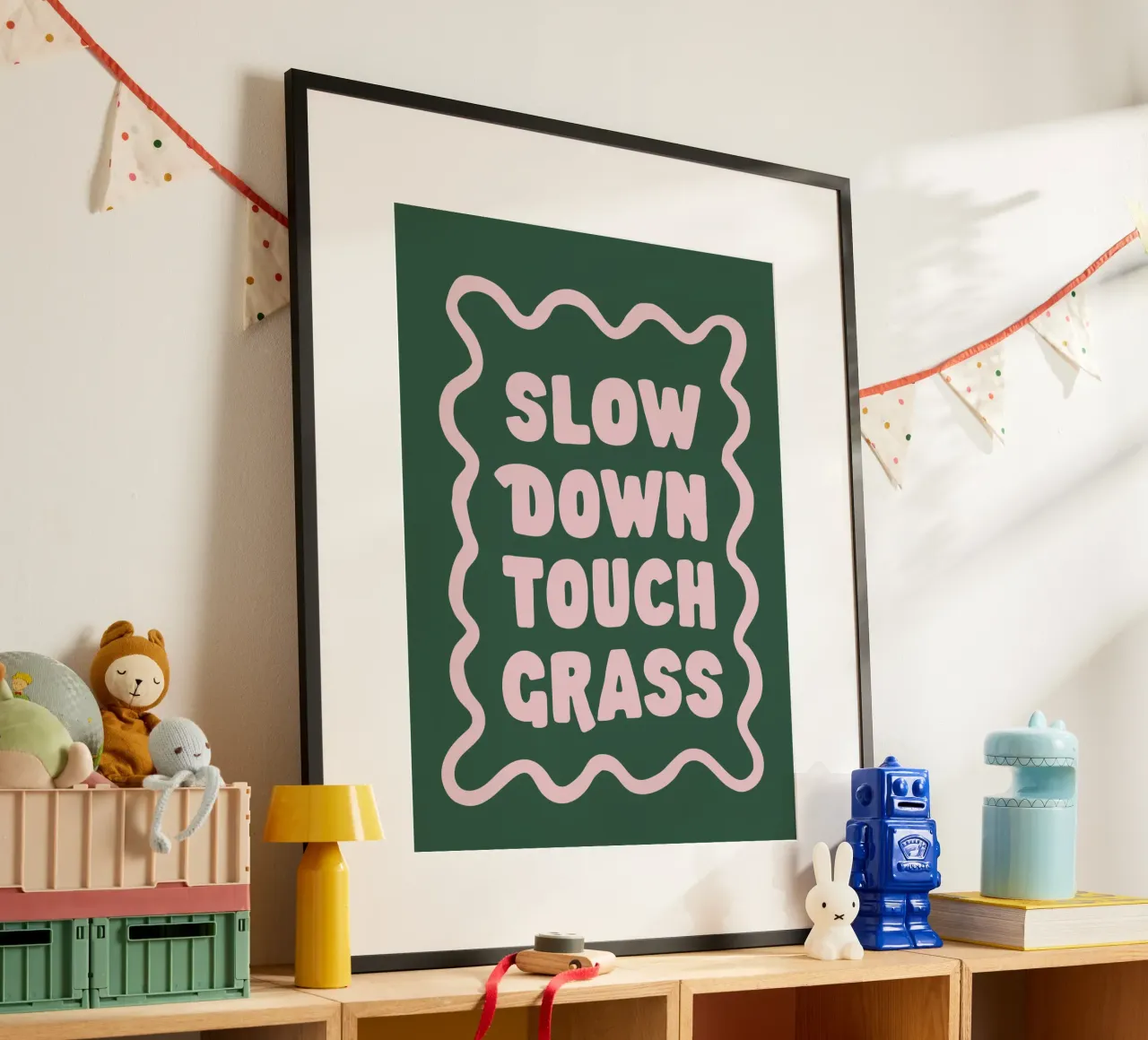 Stampa tipografica Slow Down Touch Grass in verde e rosa poster con telaio in legno da THE MOTIVATED TYPE