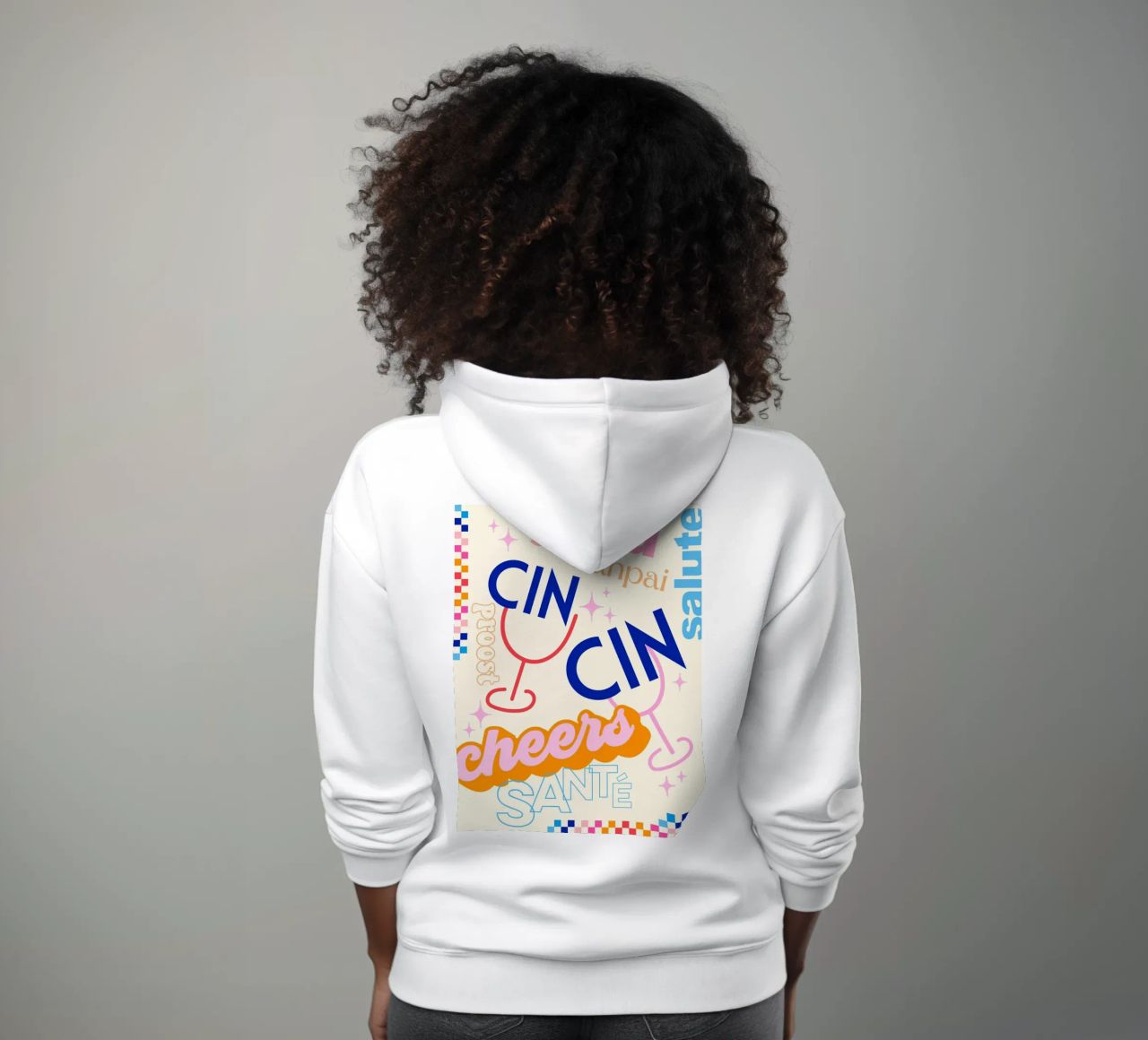 Cheers Around the World - Arte tipográfico retro con cheques sudadera con capucha de Dominique Vari Words