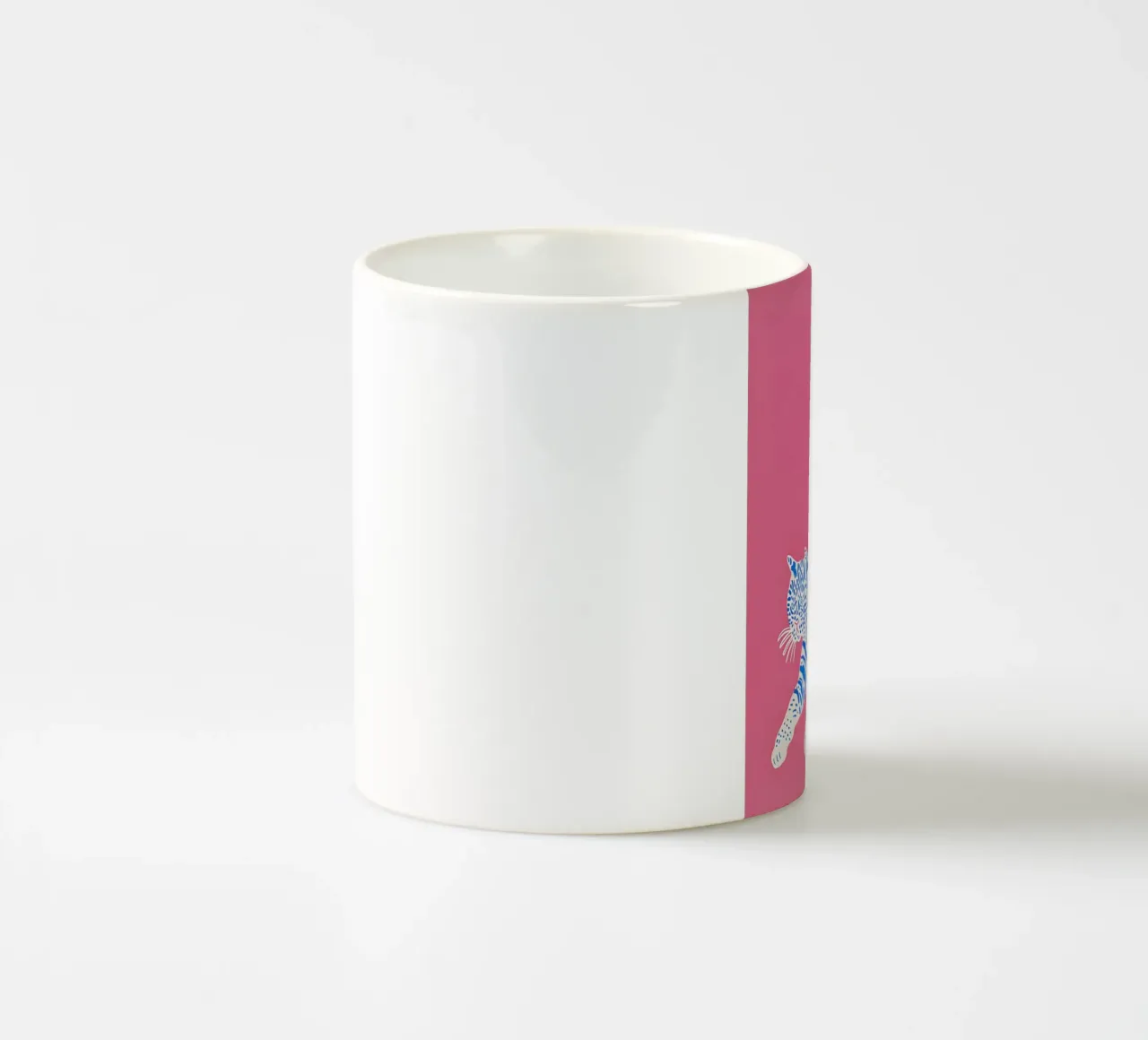 Abstract Cat in Pink and Blue tazza in ceramica da Gypsy Galleria