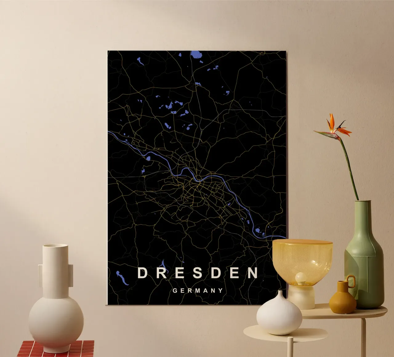 Mappa della città di Dresda Germania nero e oro poster con telaio in alluminio da Cartographers Library