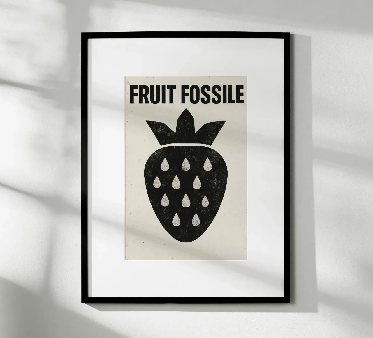 Fruit Fossile – La fraise en mode post-punk poster avec cadre en aluminium de Pop and Fruits - Affiches & posters