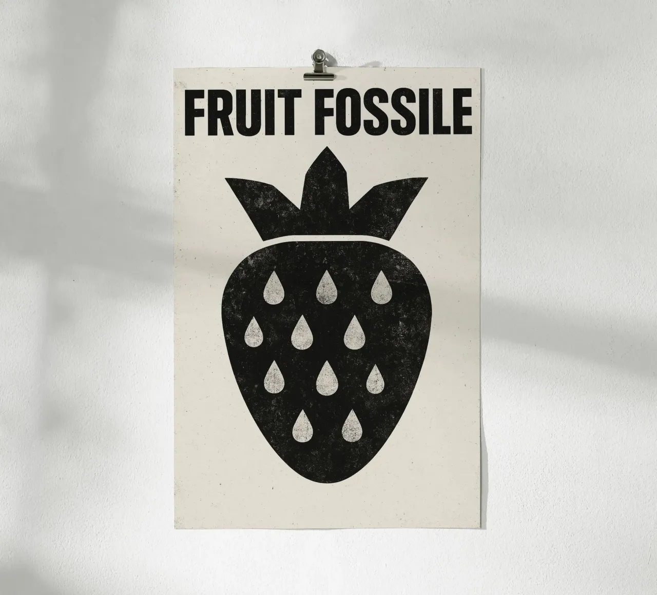 Fruit Fossile – La fraise en mode post-punk poster avec cadre en aluminium de Pop and Fruits - Affiches & posters
