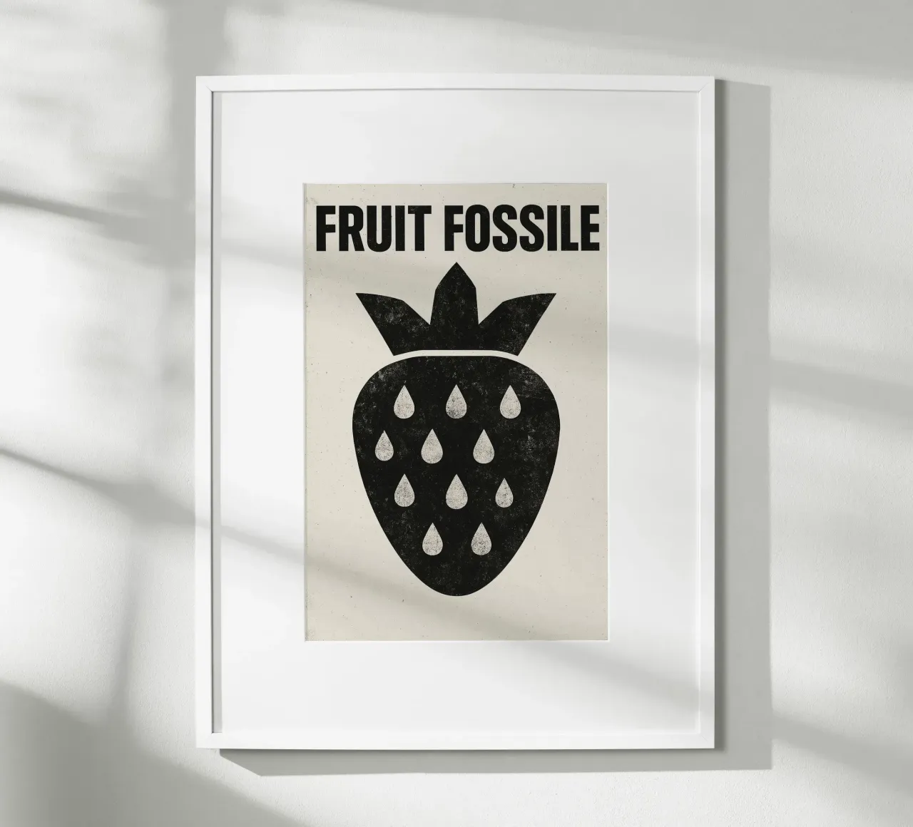 Fruit Fossile – La fraise en mode post-punk poster avec cadre en aluminium de Pop and Fruits - Affiches & posters