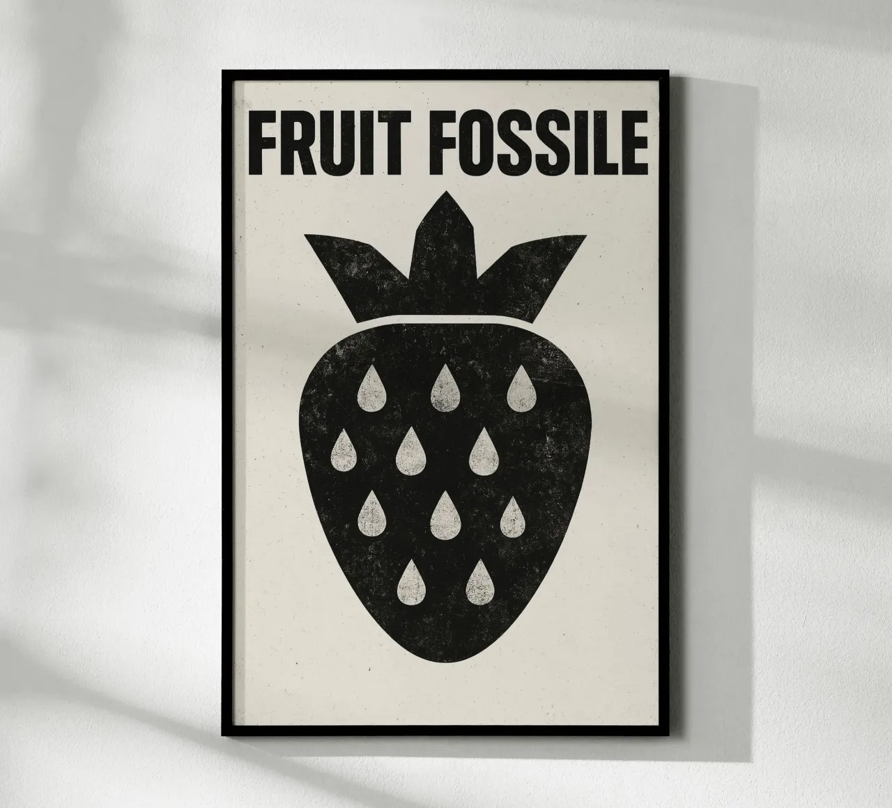 Fruit Fossile – La fraise en mode post-punk poster avec cadre en aluminium de Pop and Fruits - Affiches & posters