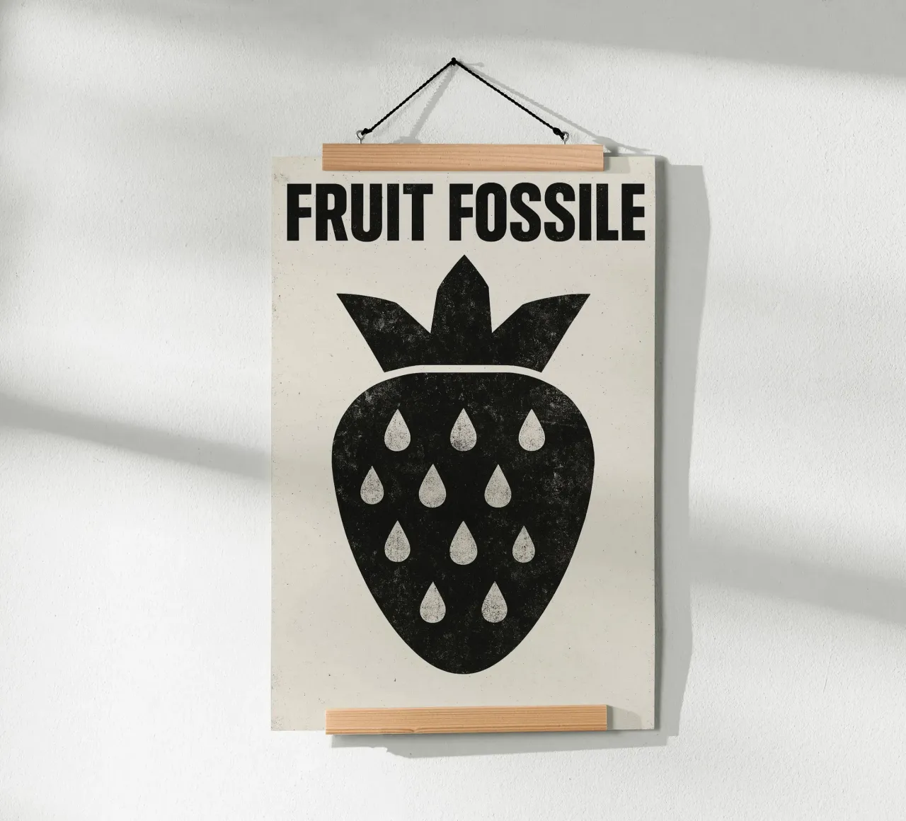 Fruit Fossile – La fraise en mode post-punk poster avec cadre en aluminium de Pop and Fruits - Affiches & posters