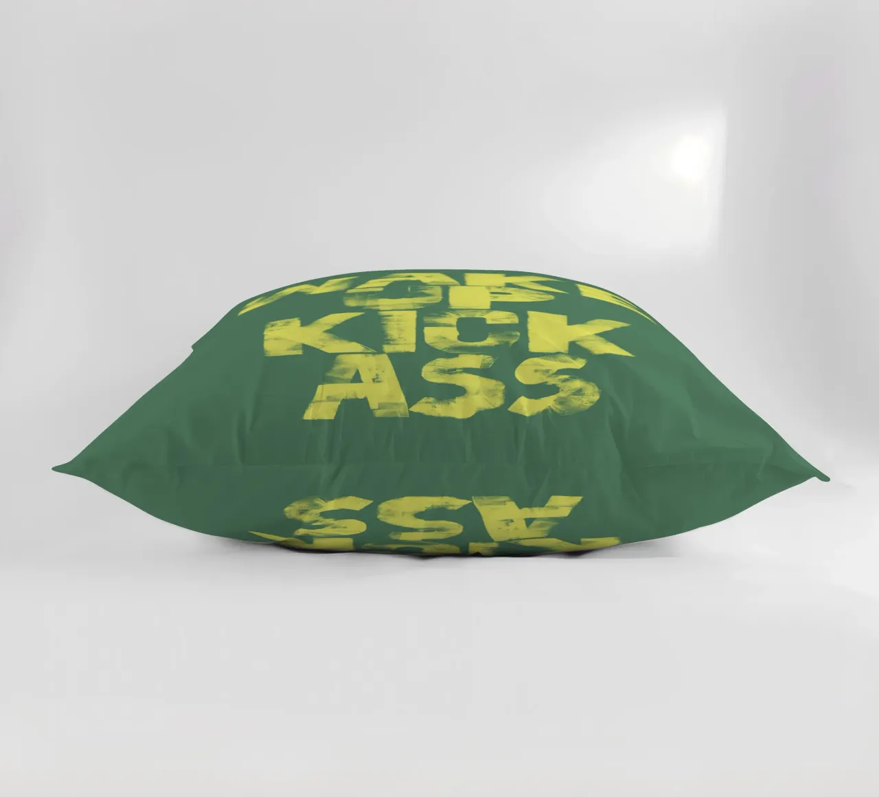 Imprimé typographique Wake Up Kick Ass en jaune et vert coussin de THE MOTIVATED TYPE
