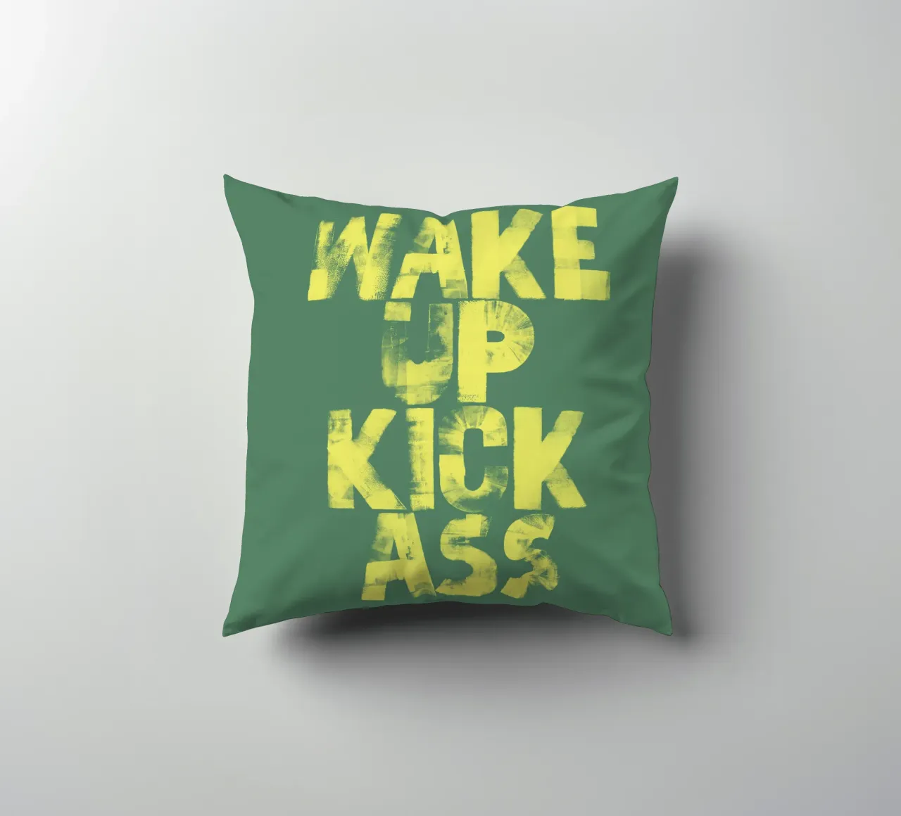 Imprimé typographique Wake Up Kick Ass en jaune et vert coussin de THE MOTIVATED TYPE