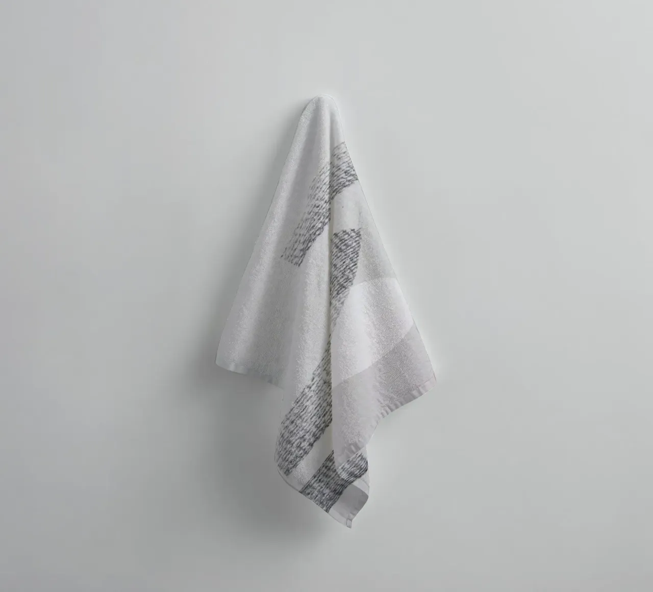 Minimal Abstract Charcoal serviette de bain de Studio Nahili