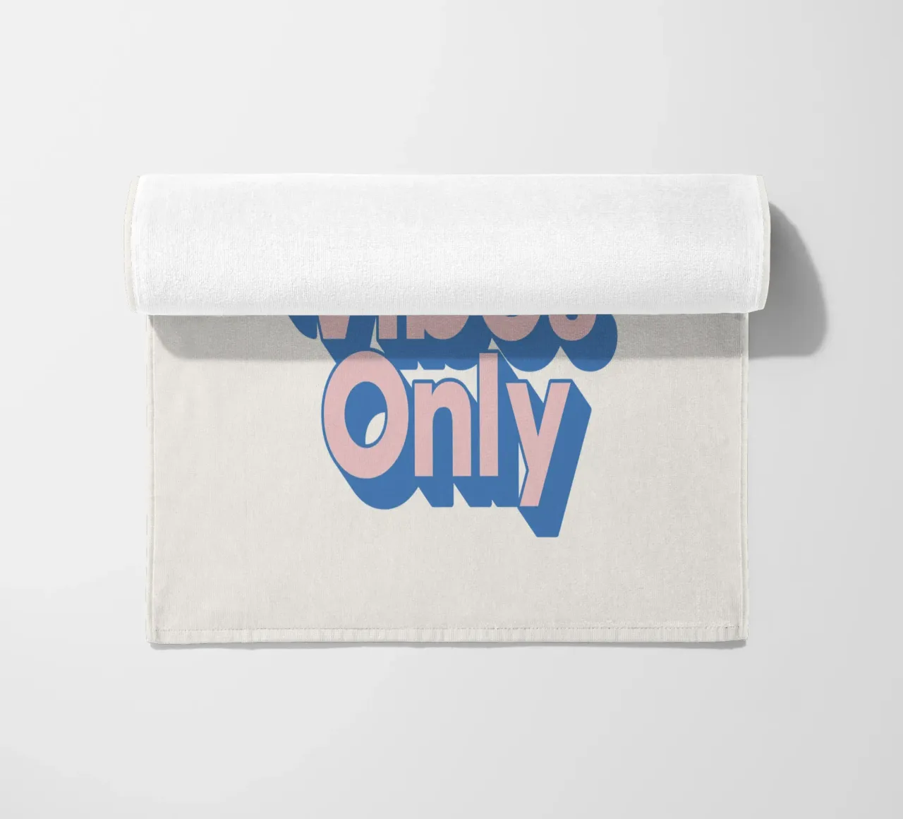 Stampa tipografica Good Vibes Only in rosa e blu telo mare da THE MOTIVATED TYPE