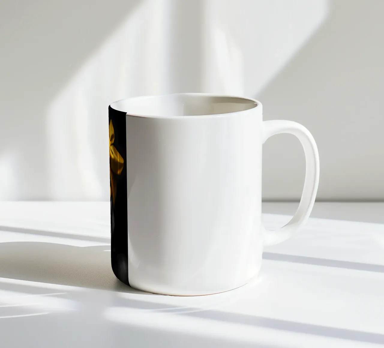 Contrasto d'oro tazza in ceramica da M-Ulrich-Digital Art